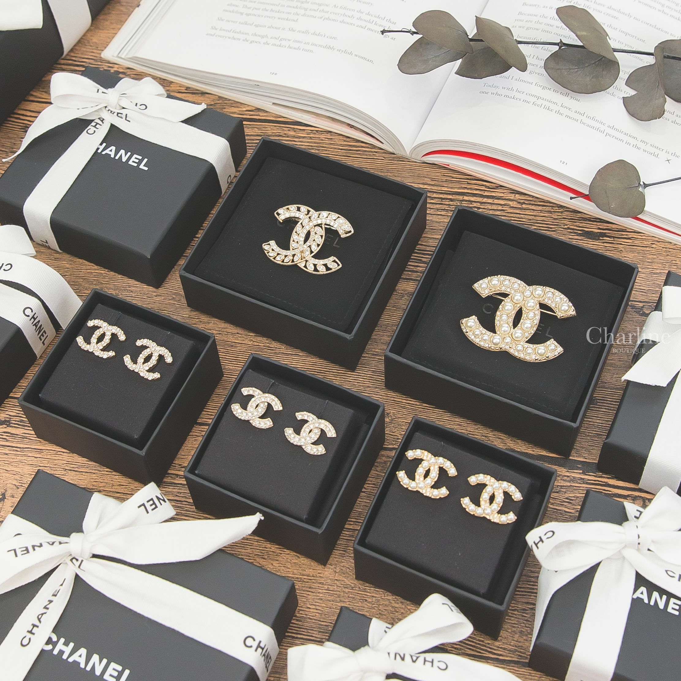 Chanel 金色珍珠水鑽CC耳環,Chanel 金色珍珠水鑽CC耳環,Chanel 金色方格CC水鑽耳環,Chanel 金色大小珍珠水鑽CC胸針,Chanel 金色簍空麥穗方型水鑽CC胸針-Charline Boutique 精品代購
