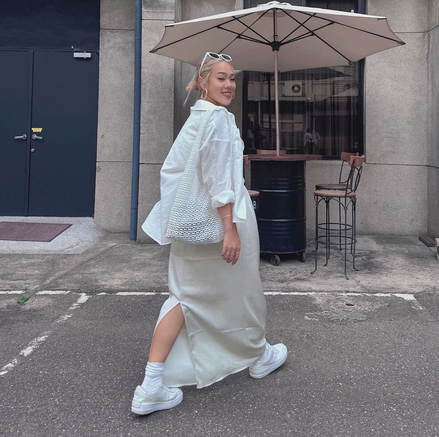 珍珠白緞面絲質長裙