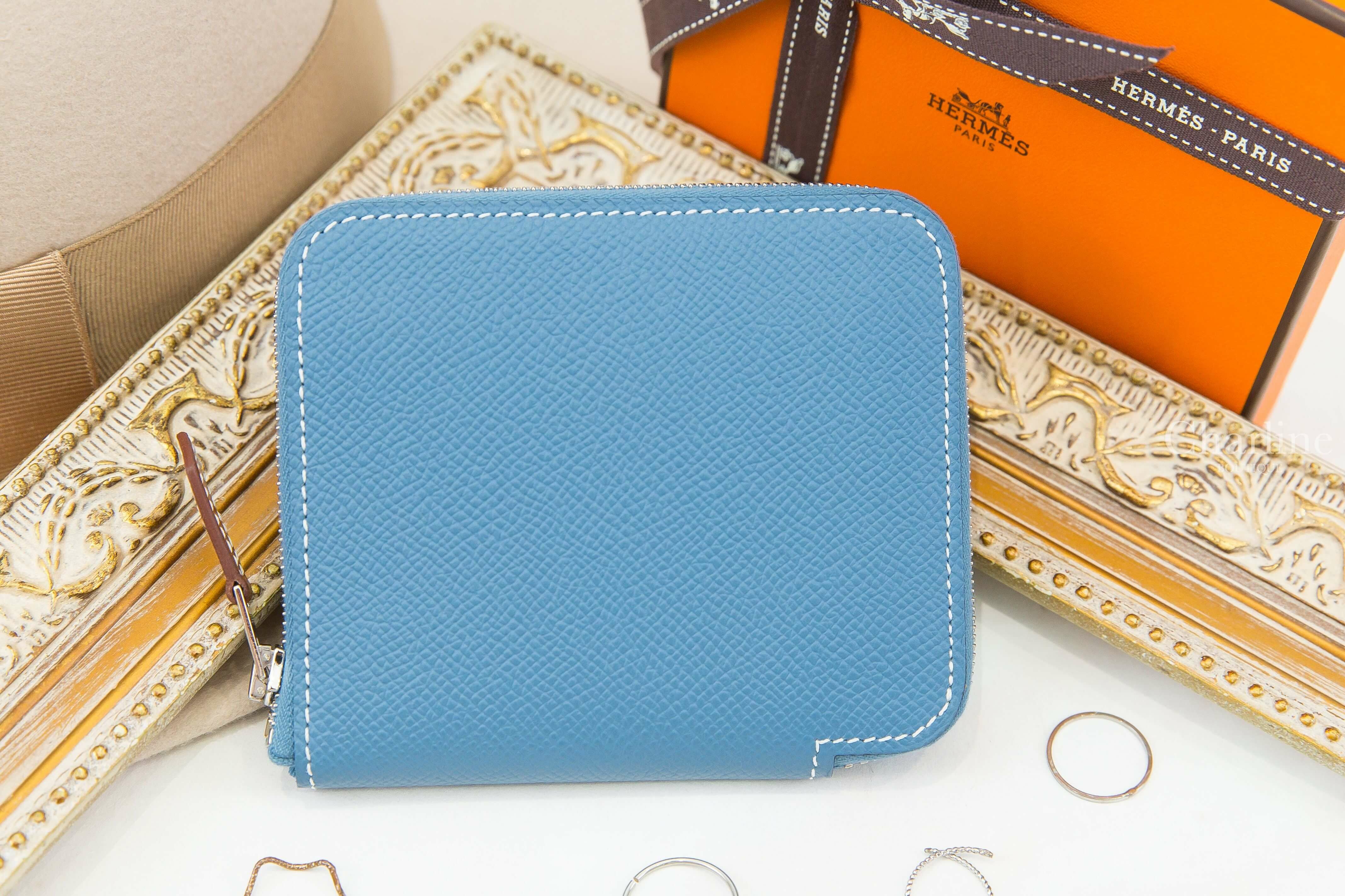 Hermès Silk' In Compact Wallet D2 New Bleu Jean Epsom 新牛仔藍絲巾拉鍊短夾-Charline Boutique 精品代購