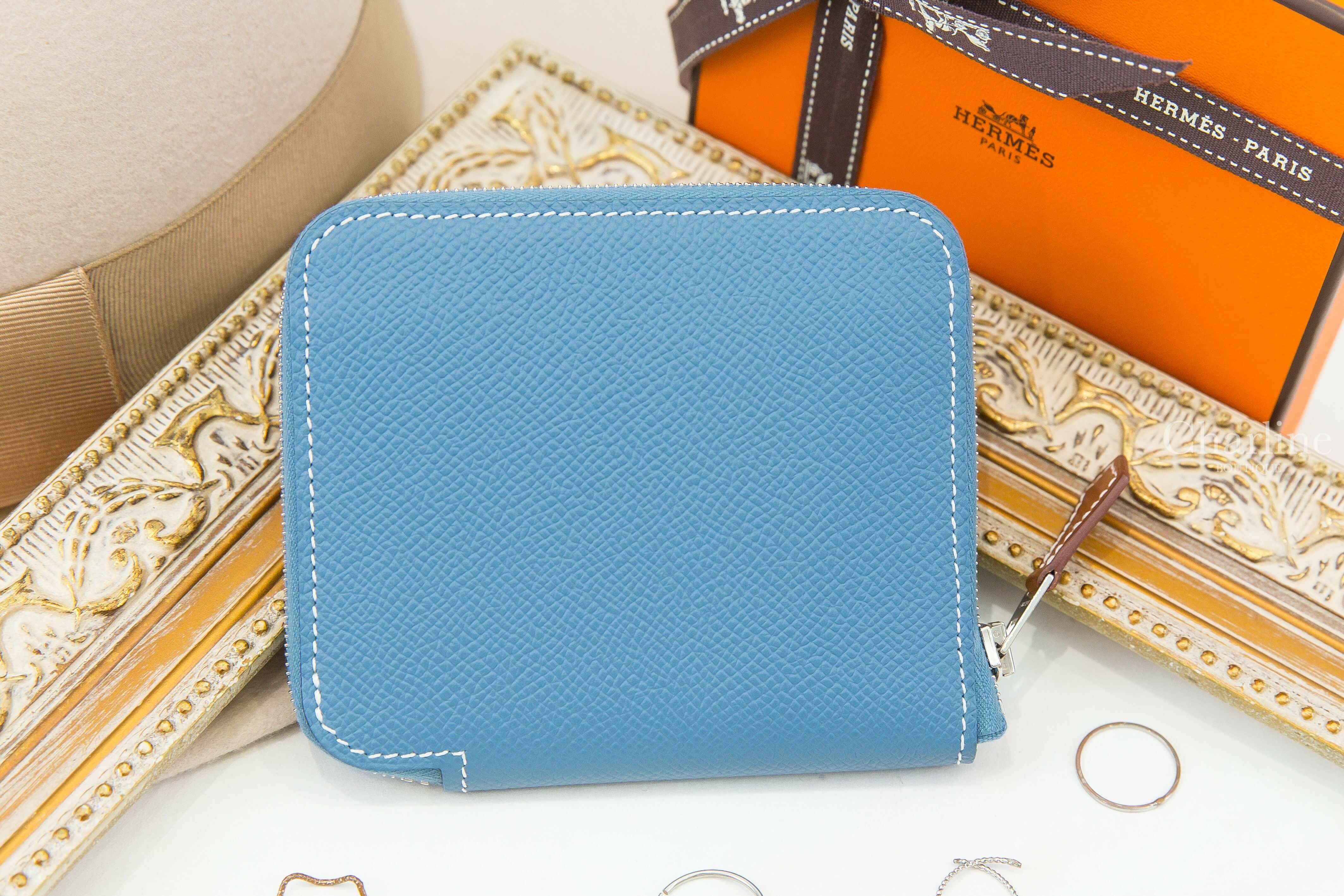 Hermès Silk' In Compact Wallet D2 New Bleu Jean Epsom 新牛仔藍絲巾拉鍊短夾-Charline Boutique 精品代購