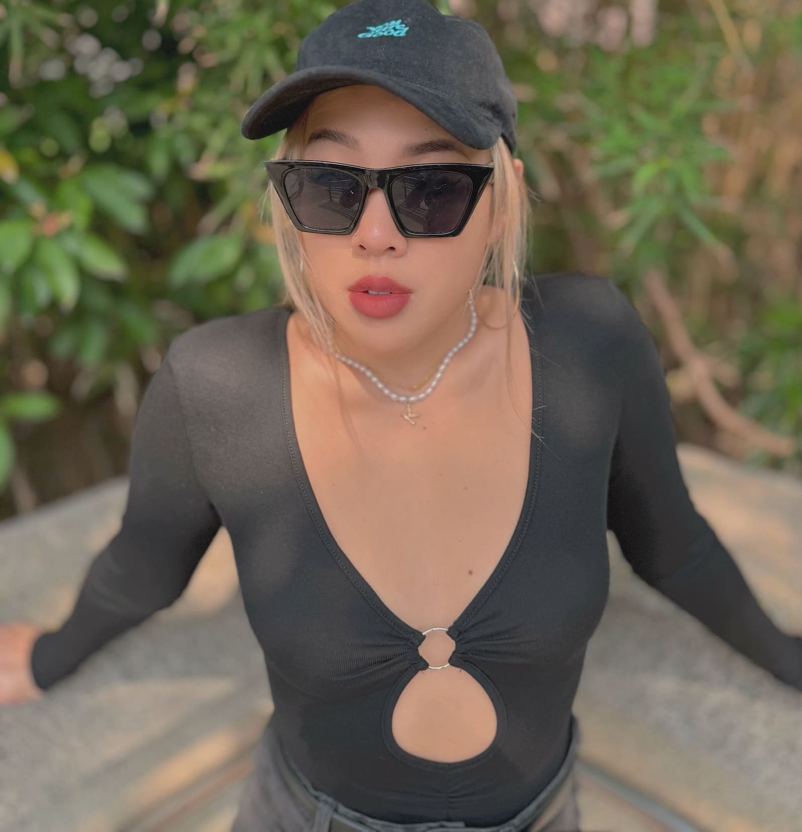 黑辣扣環簍空BODYSUIT