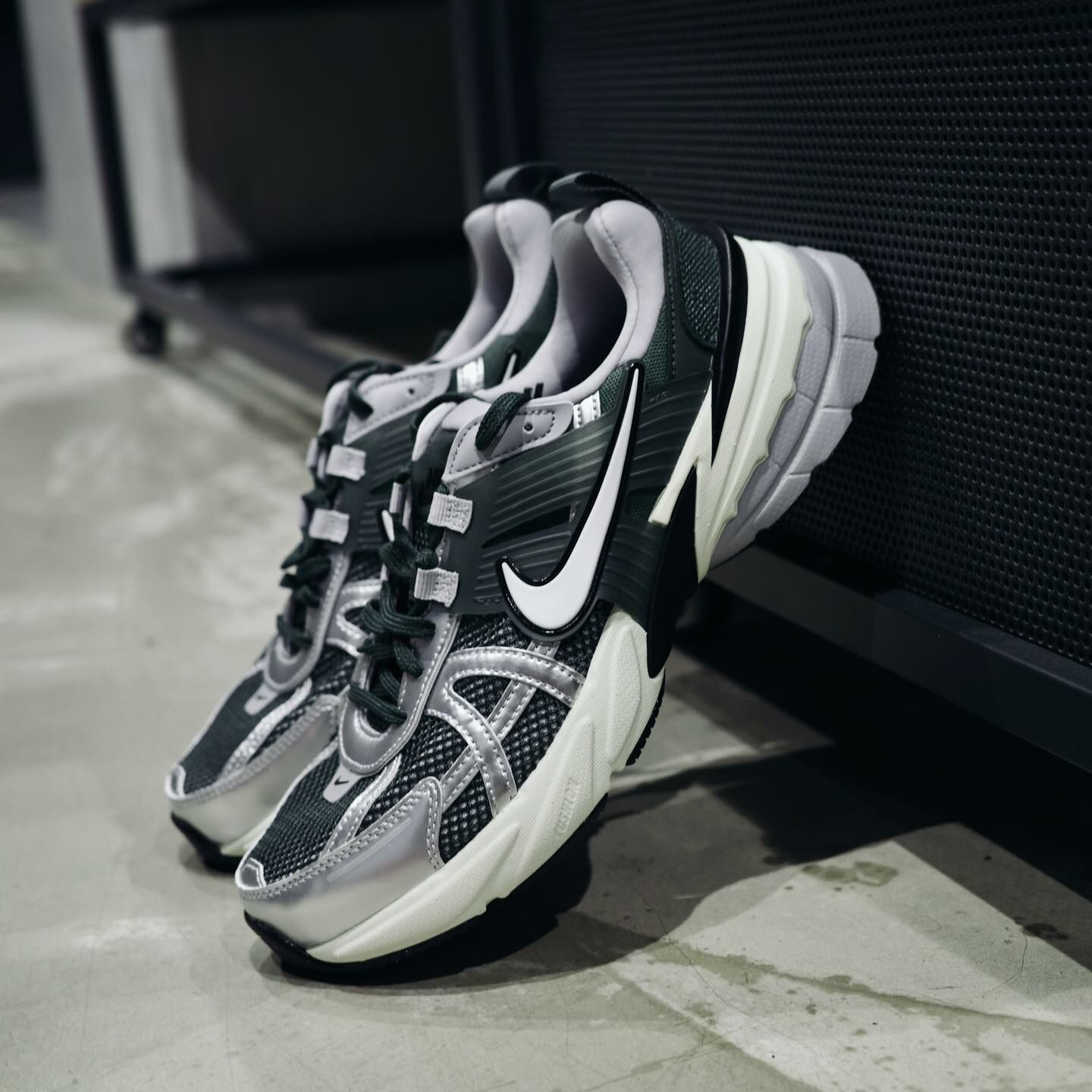 Nike V2K Run 銀黑綠 HJ4497-300