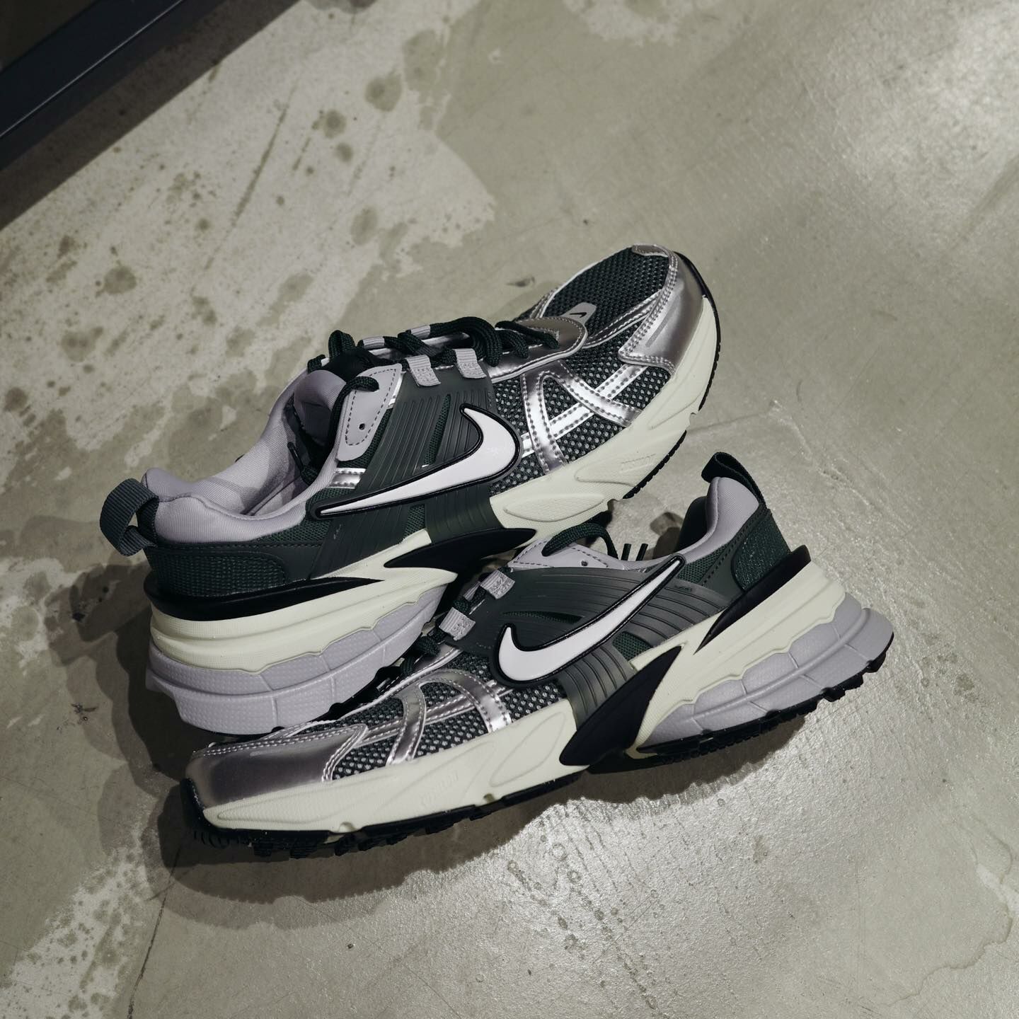 Nike V2K Run 銀黑綠 HJ4497-300