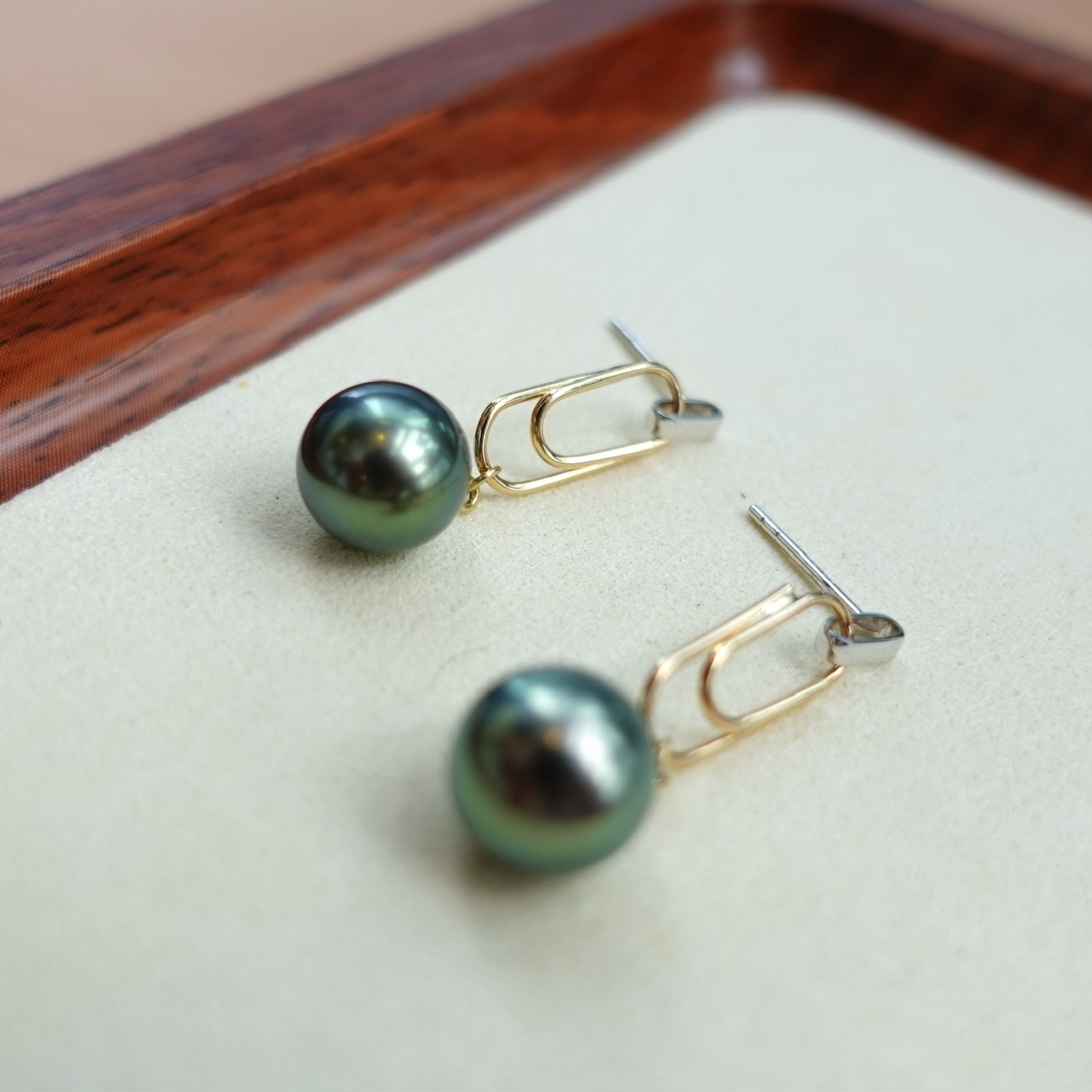 18K金雙色金型格大溪地黑珍珠耳墜 - 孔雀綠色