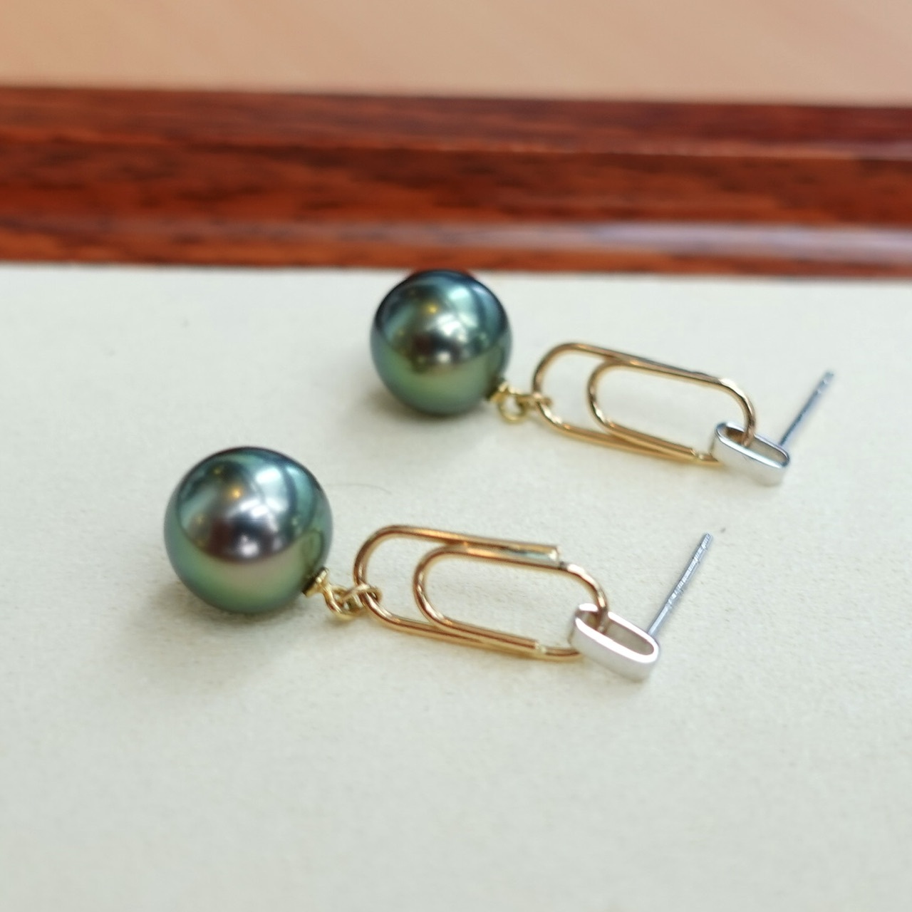 18K金雙色金型格大溪地黑珍珠耳墜 - 孔雀綠色