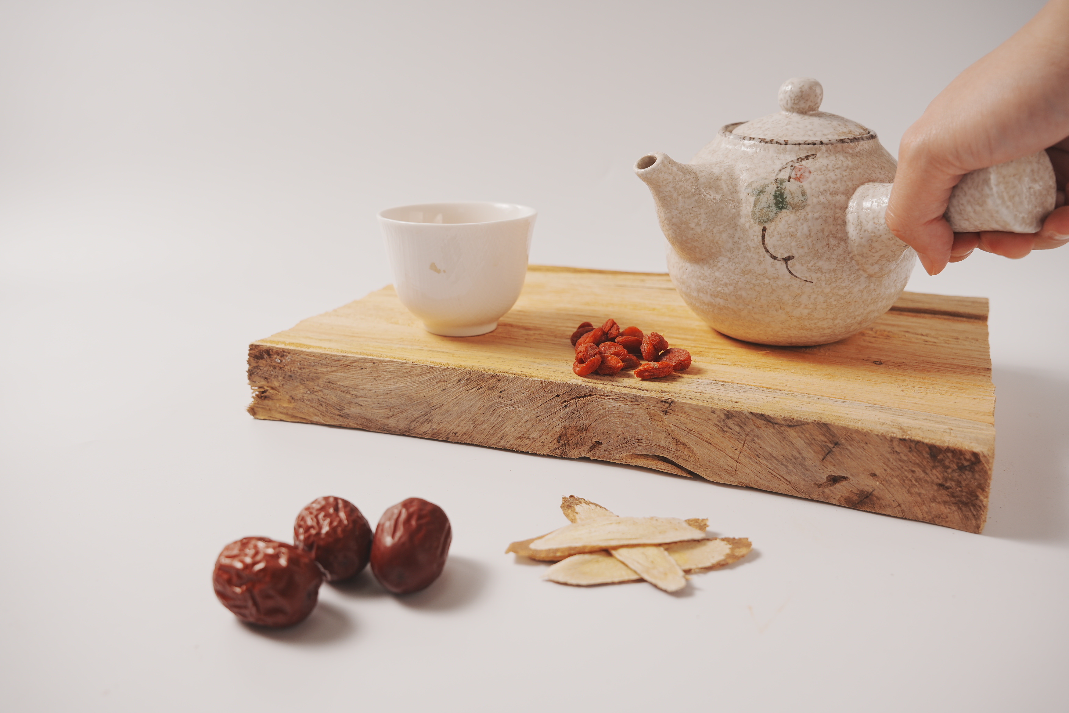 無咖啡因！「黃耆枸杞茶」，比咖啡還提神，一天一杯讓你精神滿分