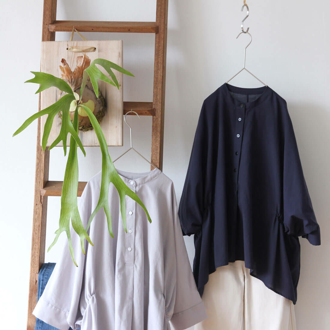 Aqua 半襟棉麻細褶寬版上衣/深藍