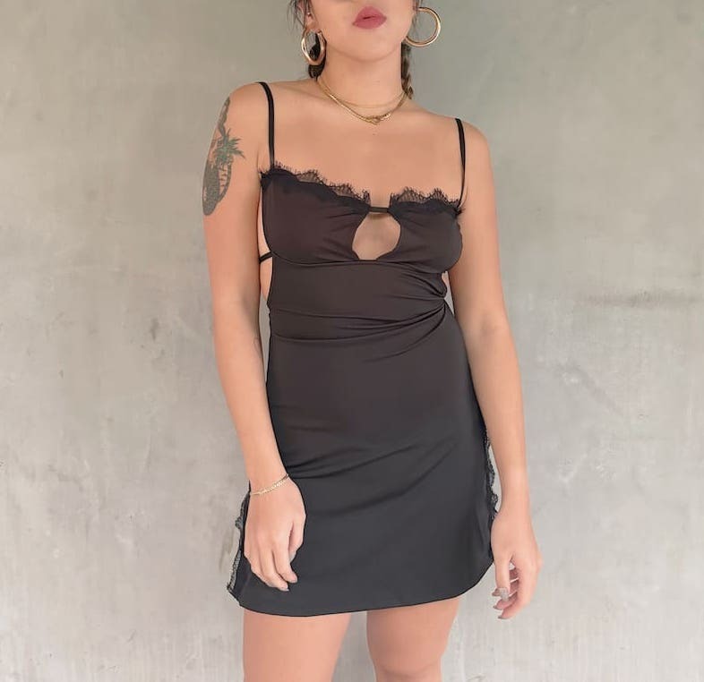 蕾絲黑辣美背洋裝