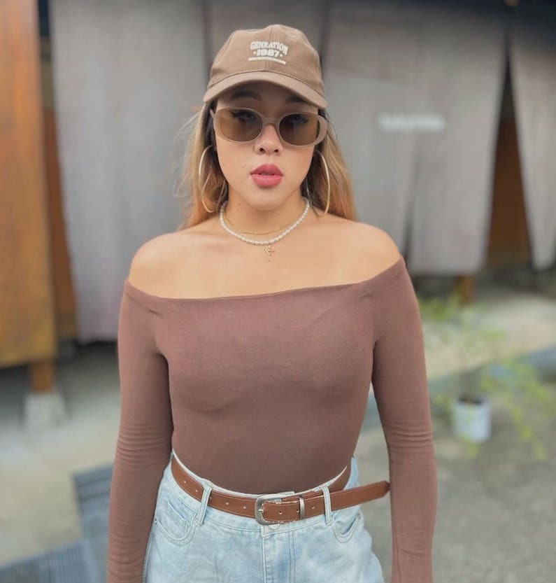 卡其一字彈力上衣