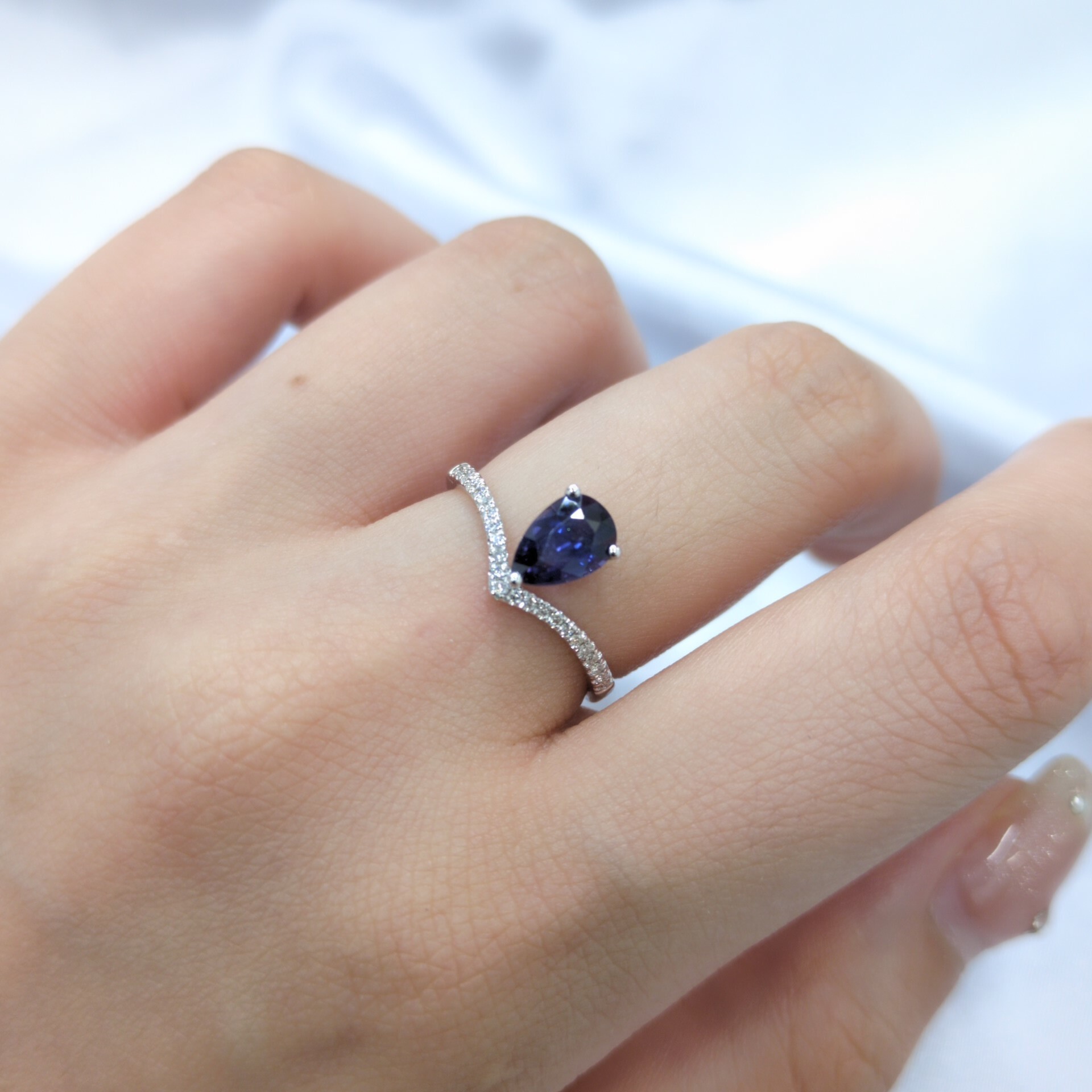 18K White Gold 0.94ct Sapphire and Diamond Ring