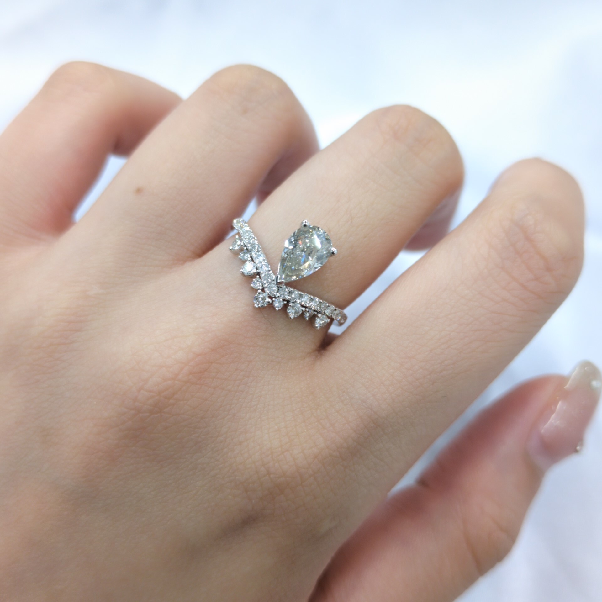 全新18K白金【單粒1卡2份梨形銀灰鑽石】配小鑽共1卡32份鑽石戒指