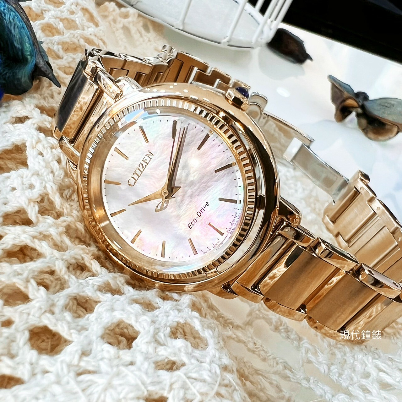 【CITIZEN 星辰】 L系列代言人廣告款光動能珍珠母貝女錶EM1103-86Y  31.2mm 現代鐘錶