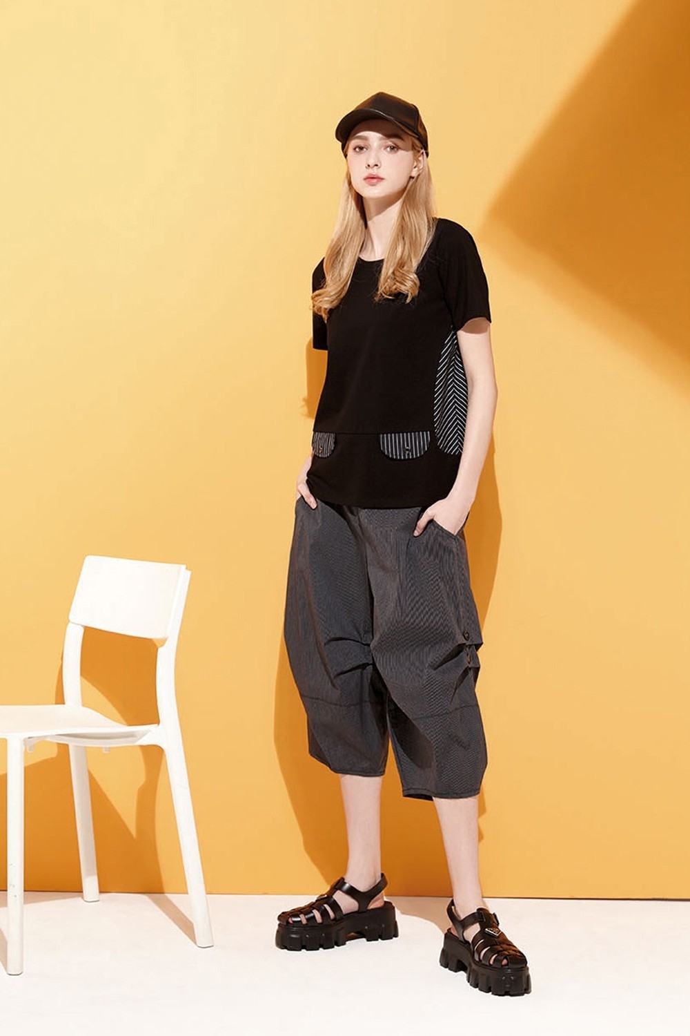 韓潮流經典細條紋褲管打摺釦子造型棉質七分褲U6382