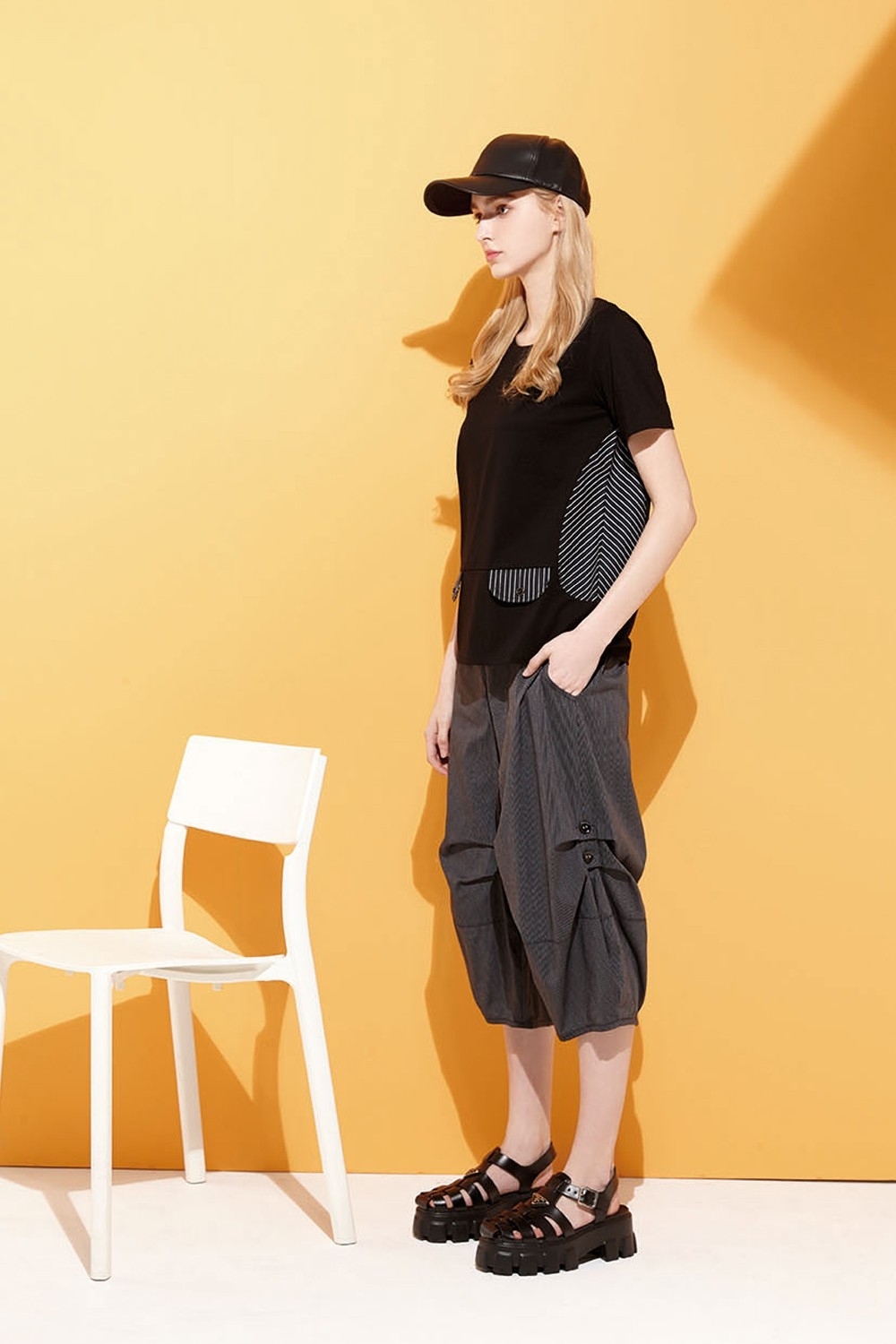 韓潮流經典細條紋褲管打摺釦子造型棉質七分褲U6382