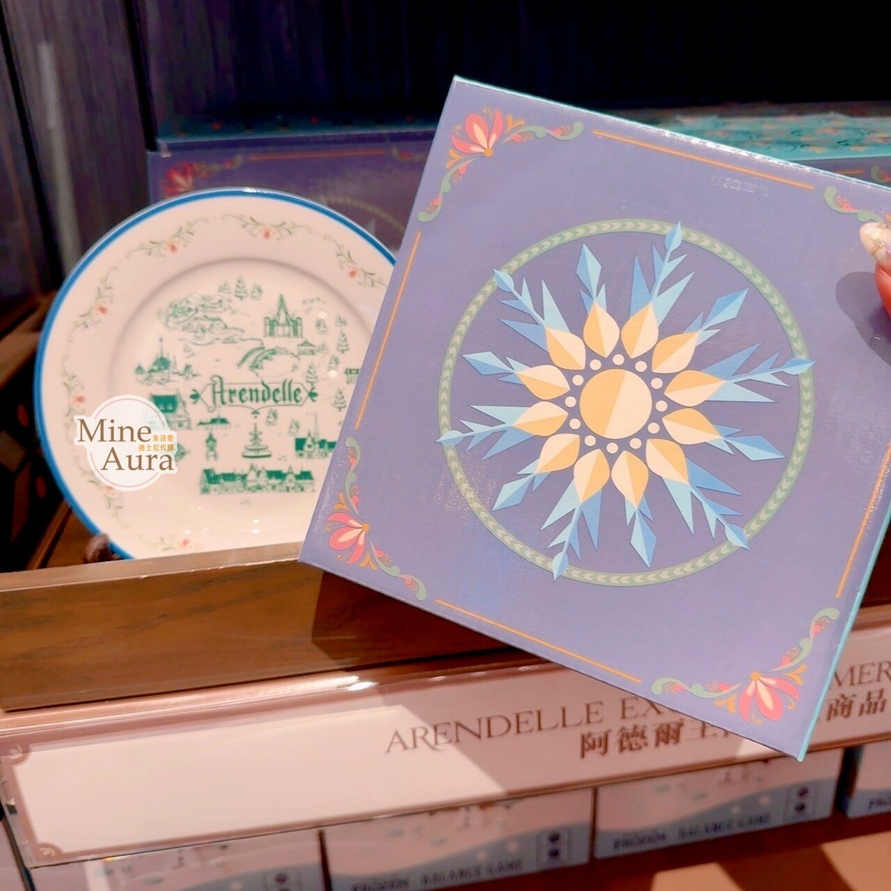 World of Frozen 限定 艾倫戴爾王國 圖案 15cm 餐盤+木架組 冰雪奇緣 Frozen -香港迪士尼樂園