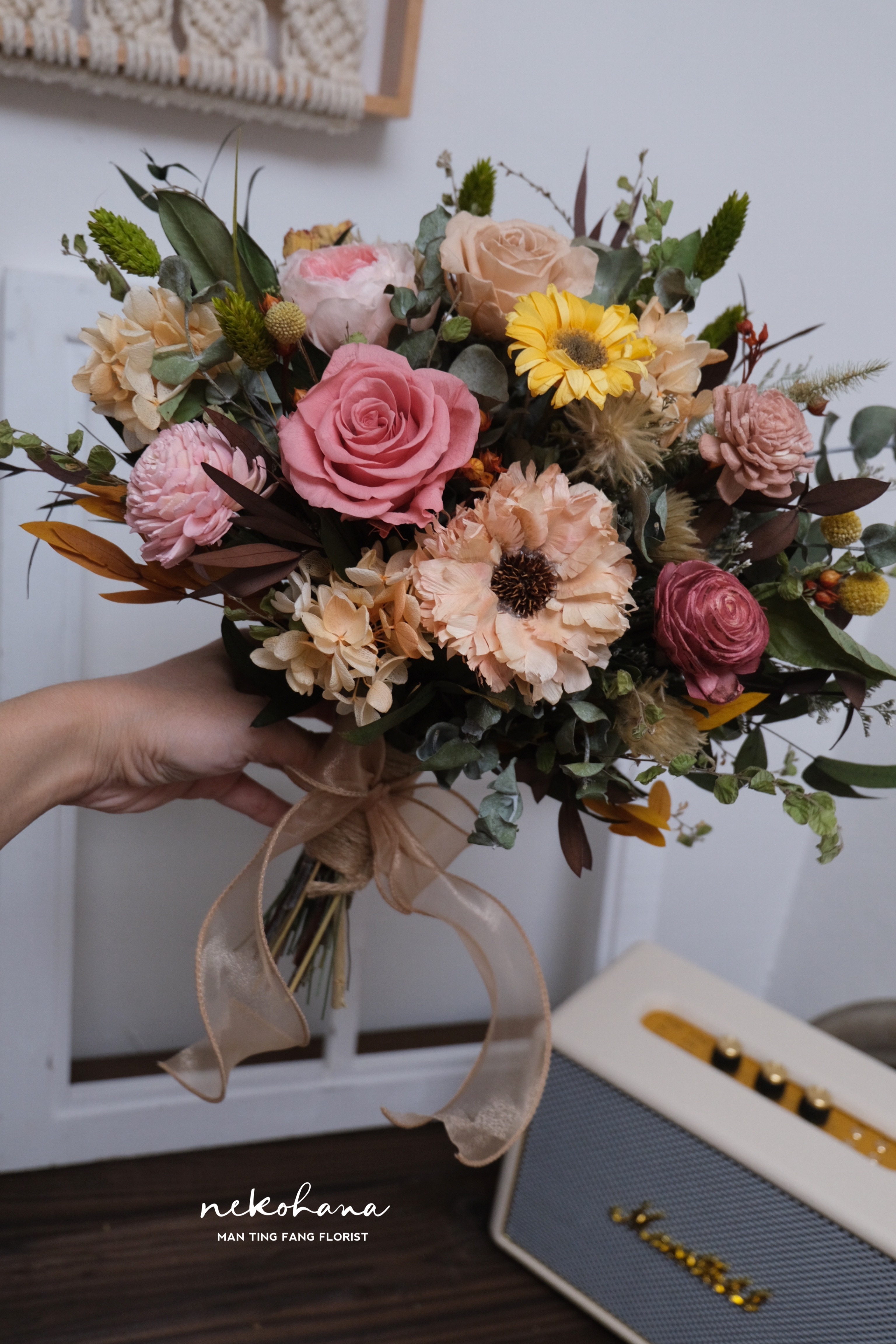 粉橘向日葵永生捧花