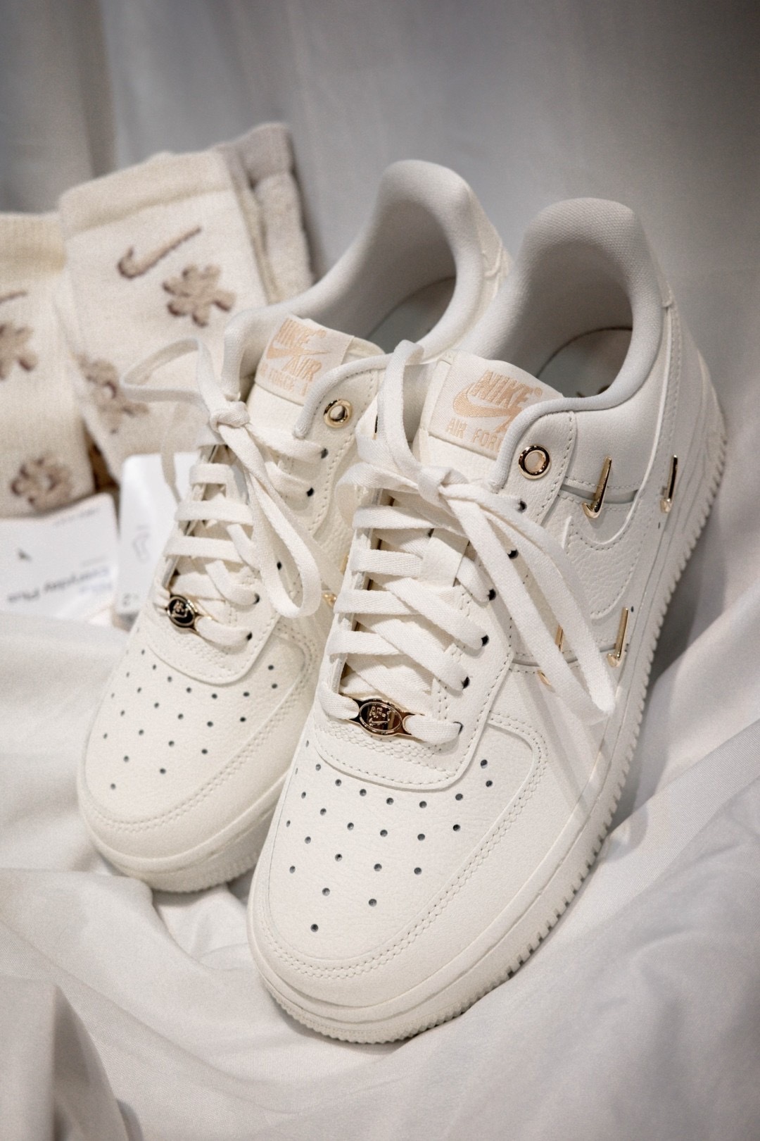 【NIKE】 AIR FORCE 1 '07 白金4連スウッシュ FV3654-111 original.jpeg?1720825344
