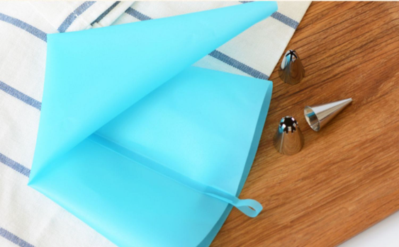 Hot recommendation: 1 silicone piping bag and 6 small piping tips set (specifications: piping bag: 32*32*17CM, piping tips: 3.2*1.7CM)