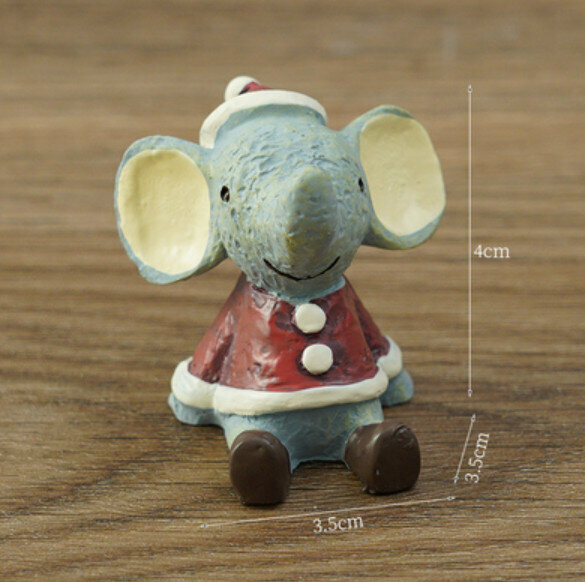 Hotly recommended decorations [Looking up at the Christmas elephant]