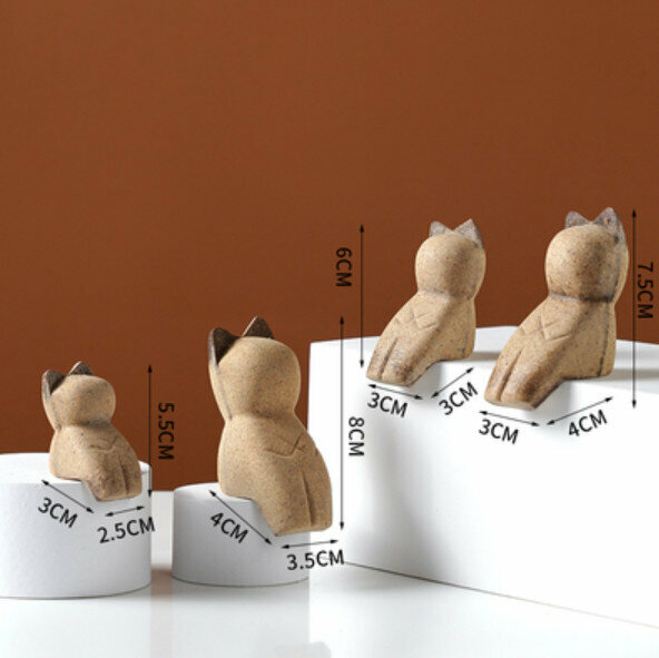 Popular decorative furnishings [Looking up at the kitty family]