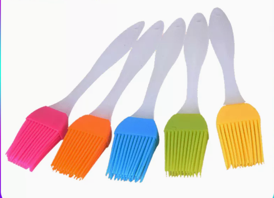 New one-pack simple split oil brush (random color) (small size) (specification: 17*3CM)