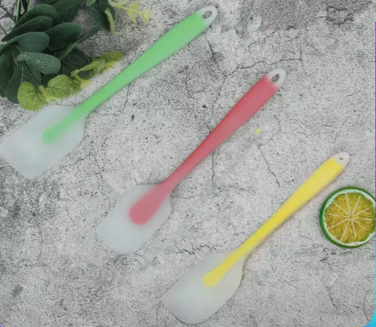 New set of translucent scrapers (random color) (large size) (specification: 28*5.5*10CM)