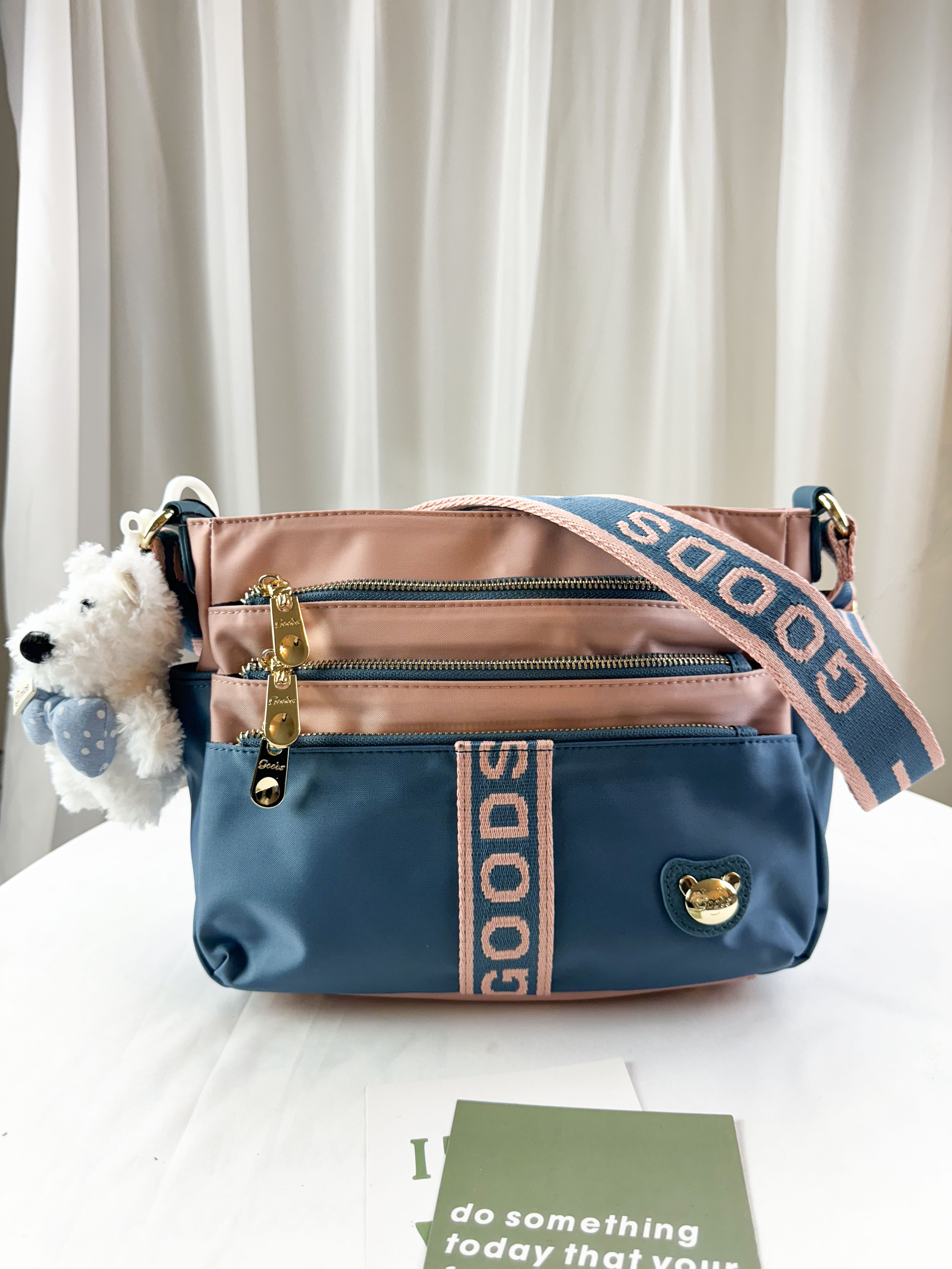 GOODS 綠粉拼色防潑水側背包 附兔兔吊飾 #2502