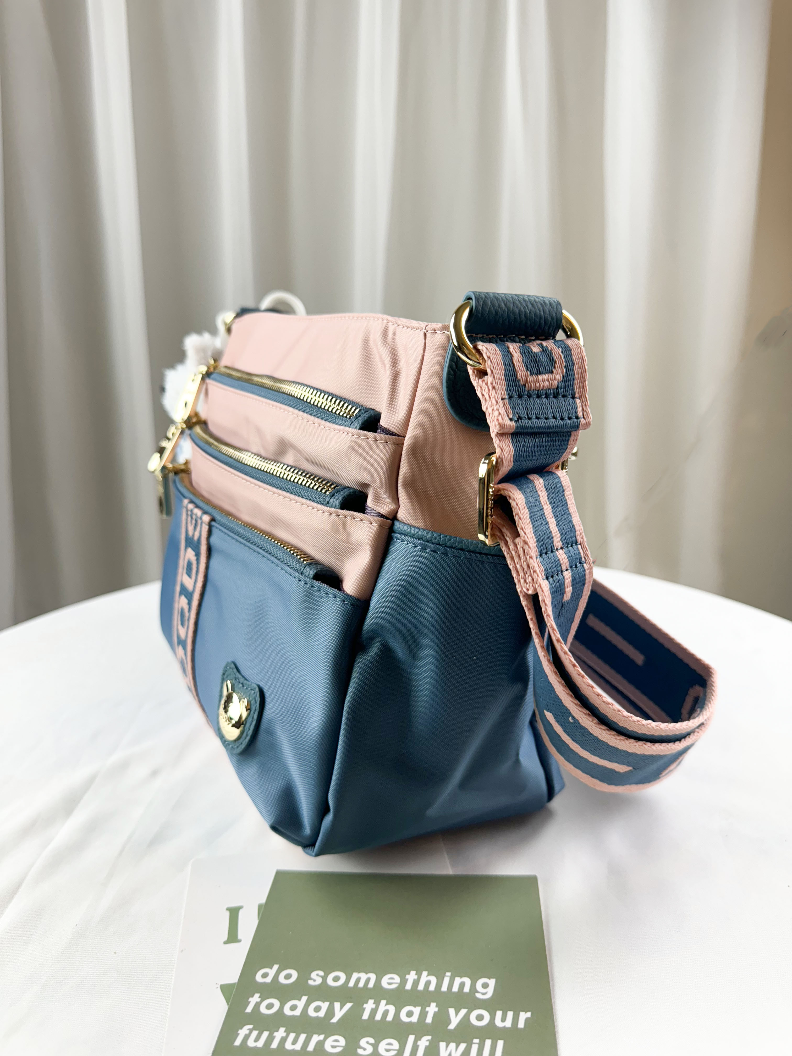 GOODS 綠粉拼色防潑水側背包 附兔兔吊飾 #2502