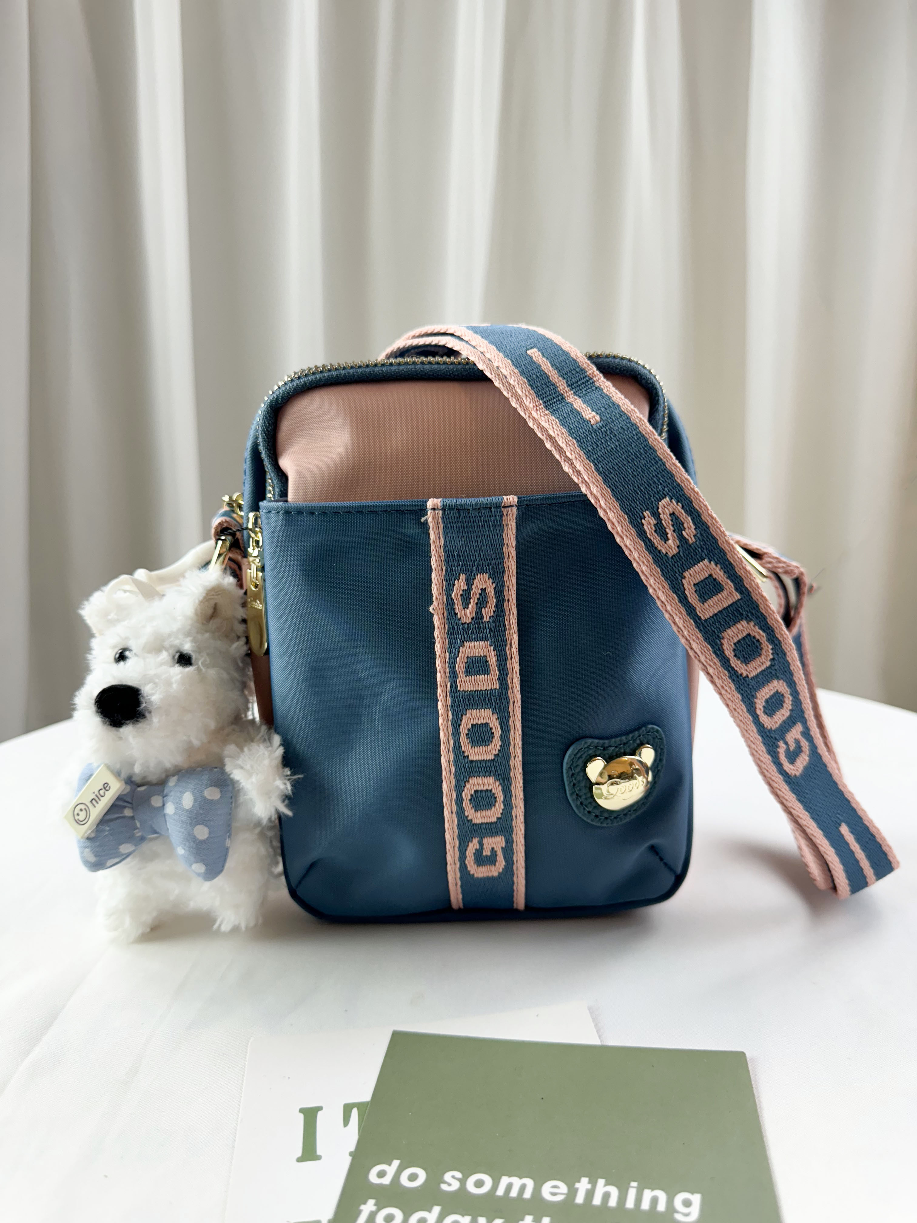 GOODS 綠粉拼色防潑水側背包 / 手機袋 附小熊吊飾 #2499