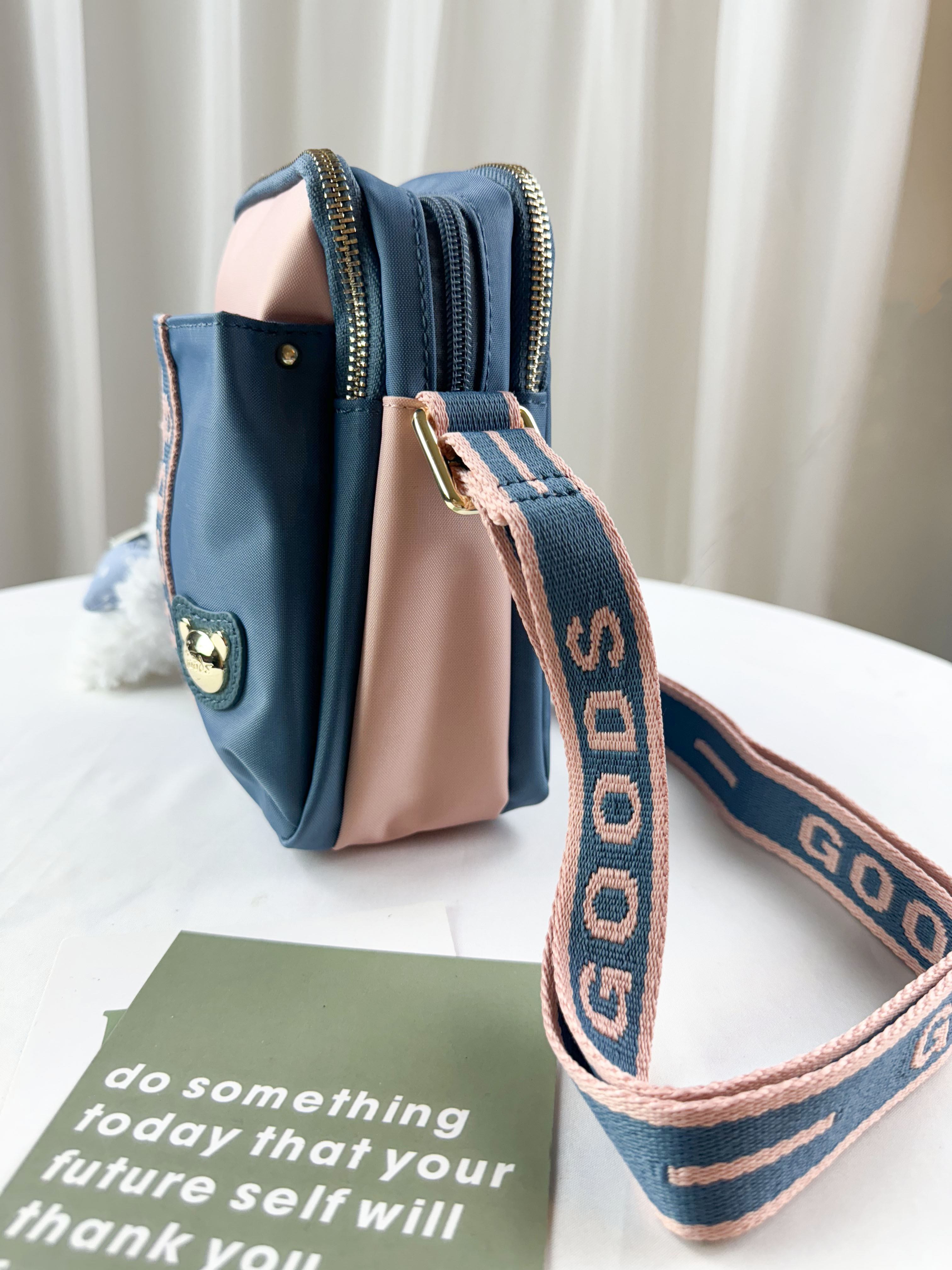 GOODS 綠粉拼色防潑水側背包 / 手機袋 附小熊吊飾 #2499