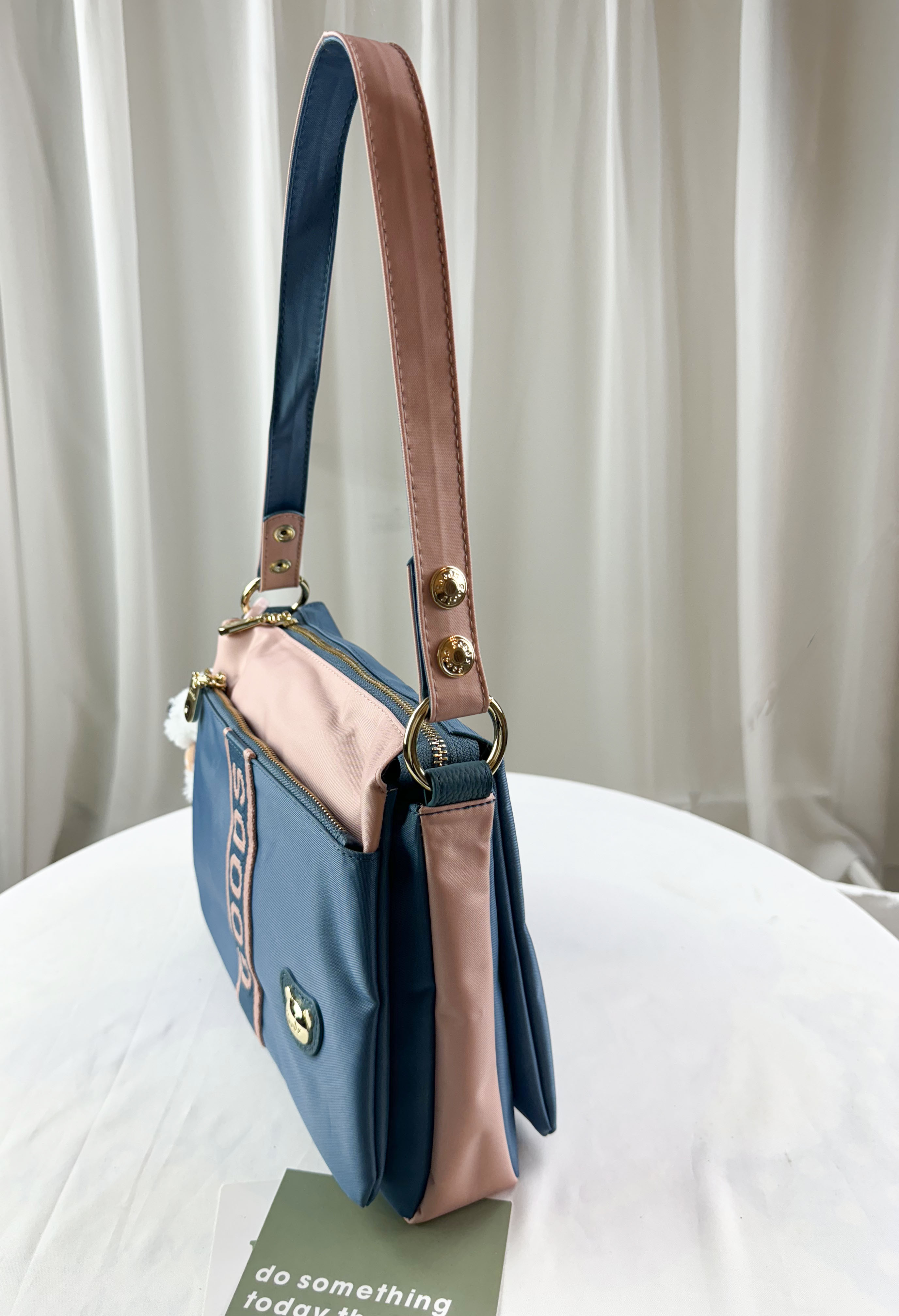 GOODS 綠粉拼色防潑水肩背包 / 側背包 附兔兔吊飾 #29259