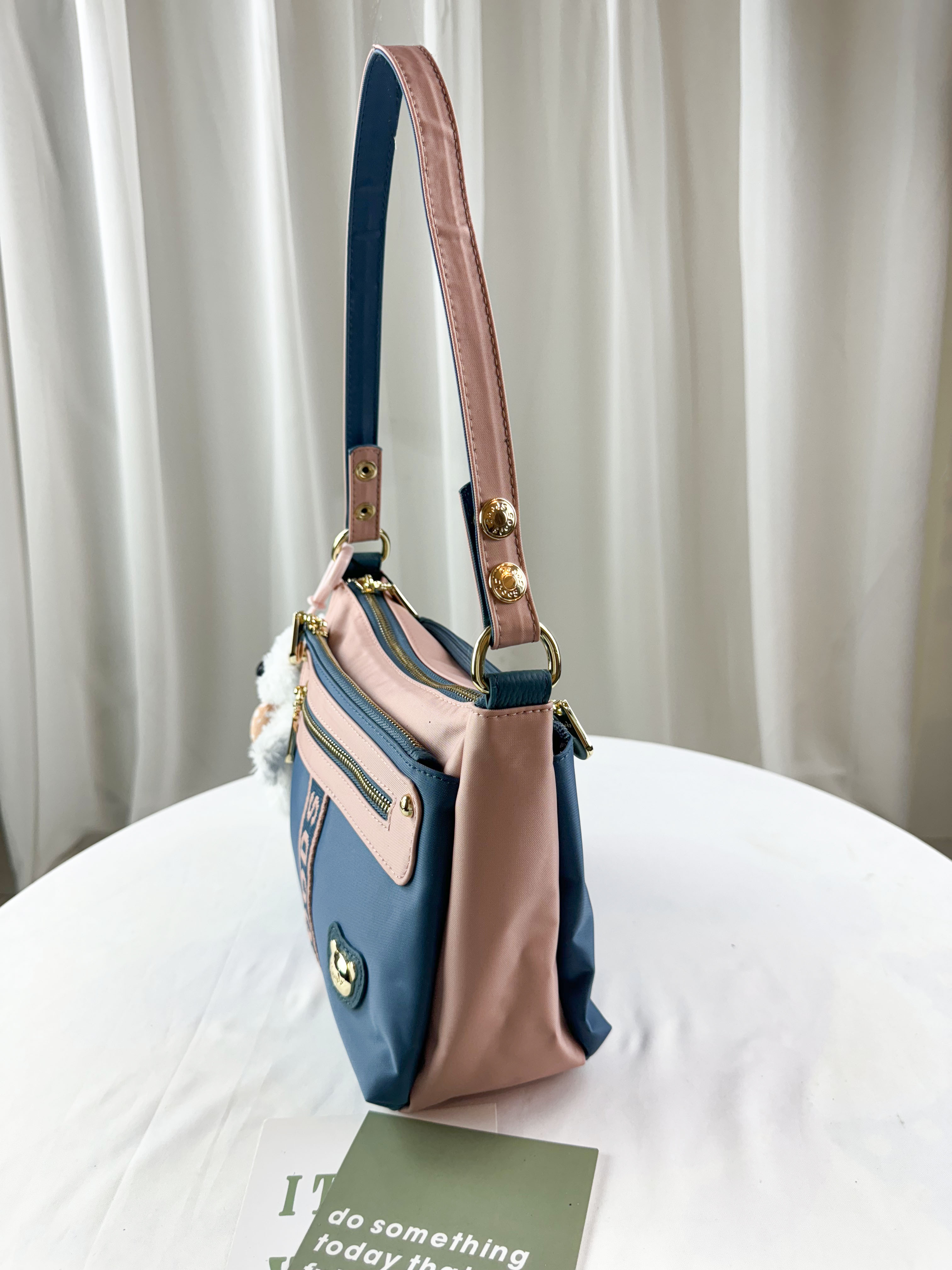 GOODS 綠粉拼色防潑水肩背包 / 側背包  附兔兔吊飾  #2820