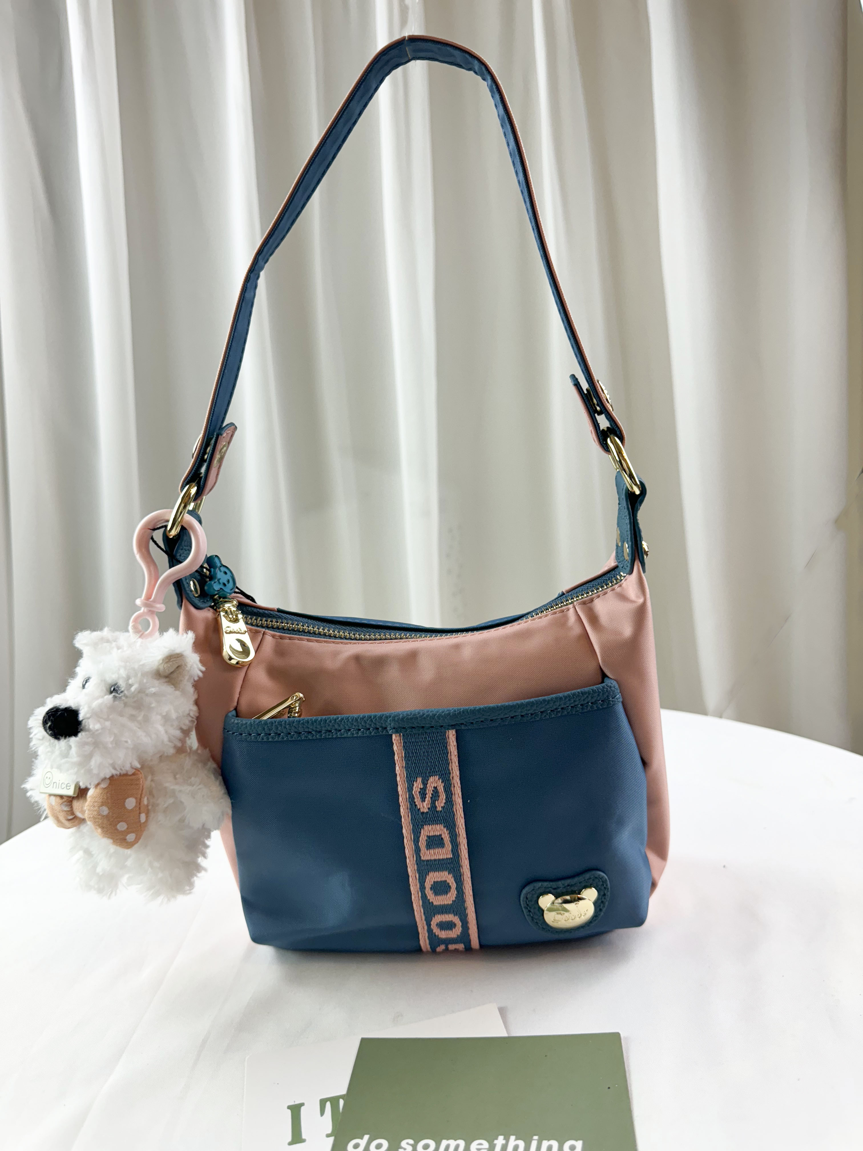 GOODS 綠粉拼色防潑水肩背包 / 側背包 附兔兔吊飾 #2503