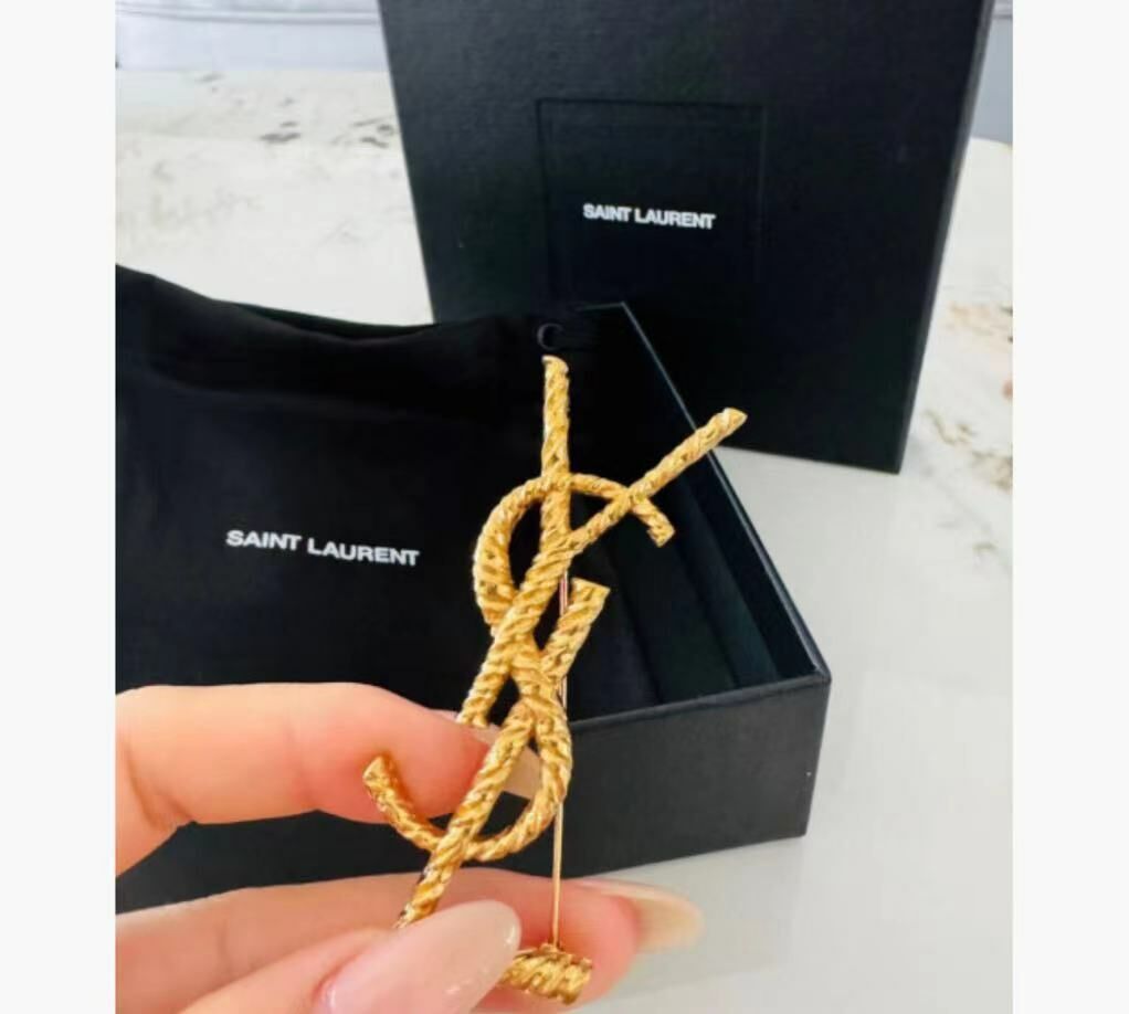 YSL 新款扭紋胸口針  -T