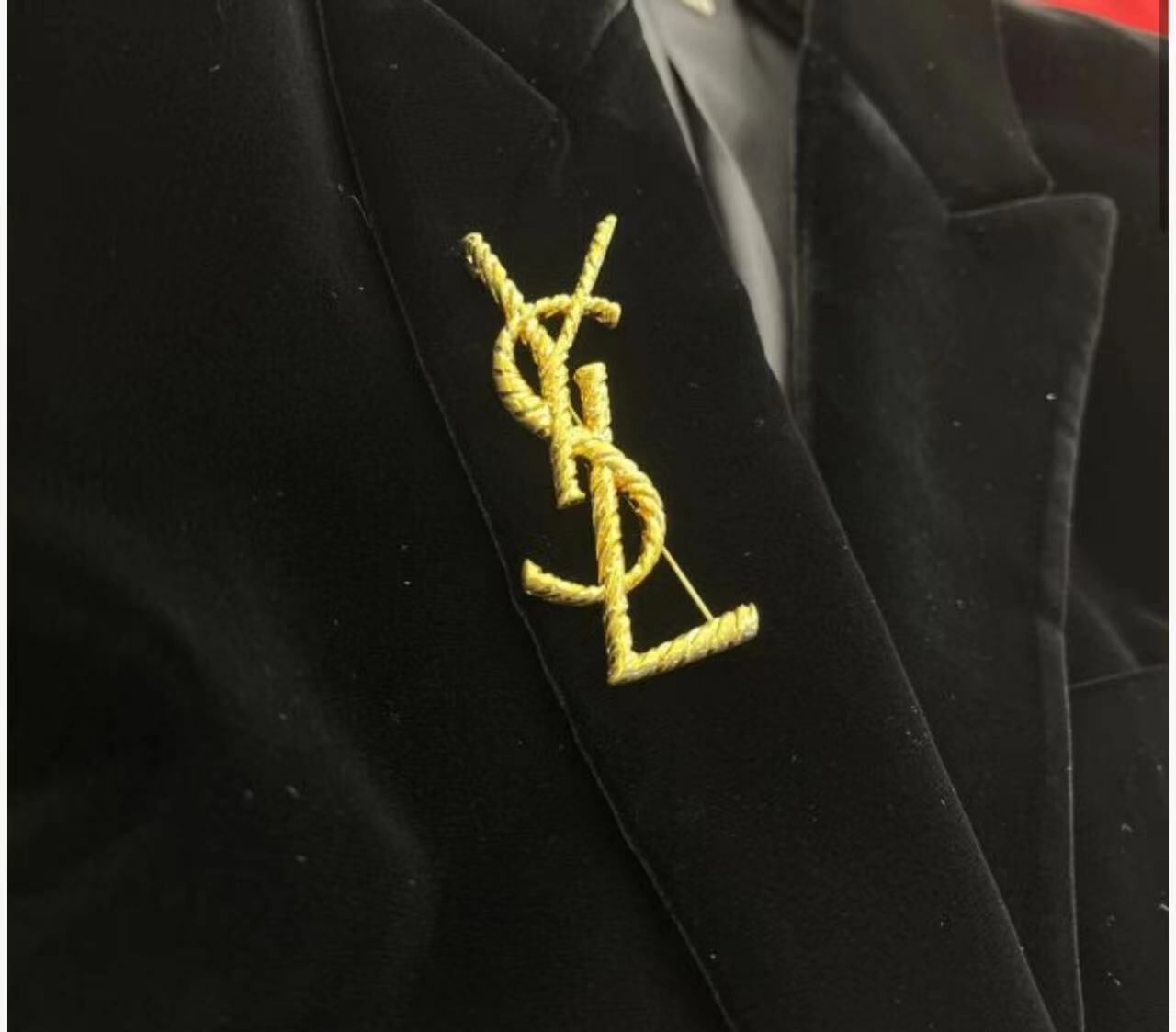 YSL 新款扭紋胸口針  -T