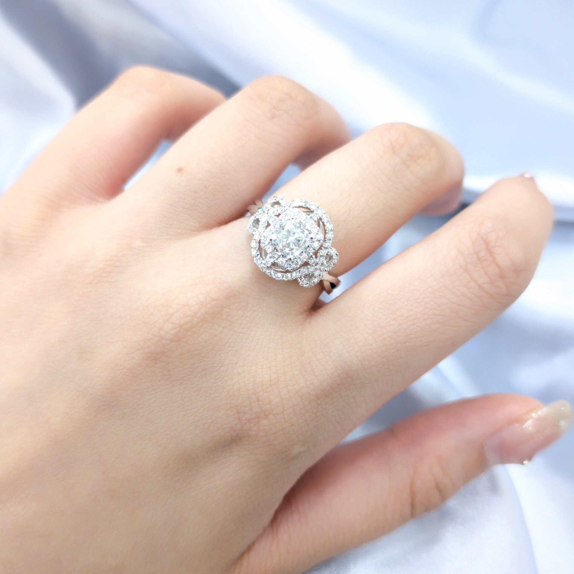 全新18K白金【單粒93份鑽石】配小鑽共1卡32份鑽石戒指