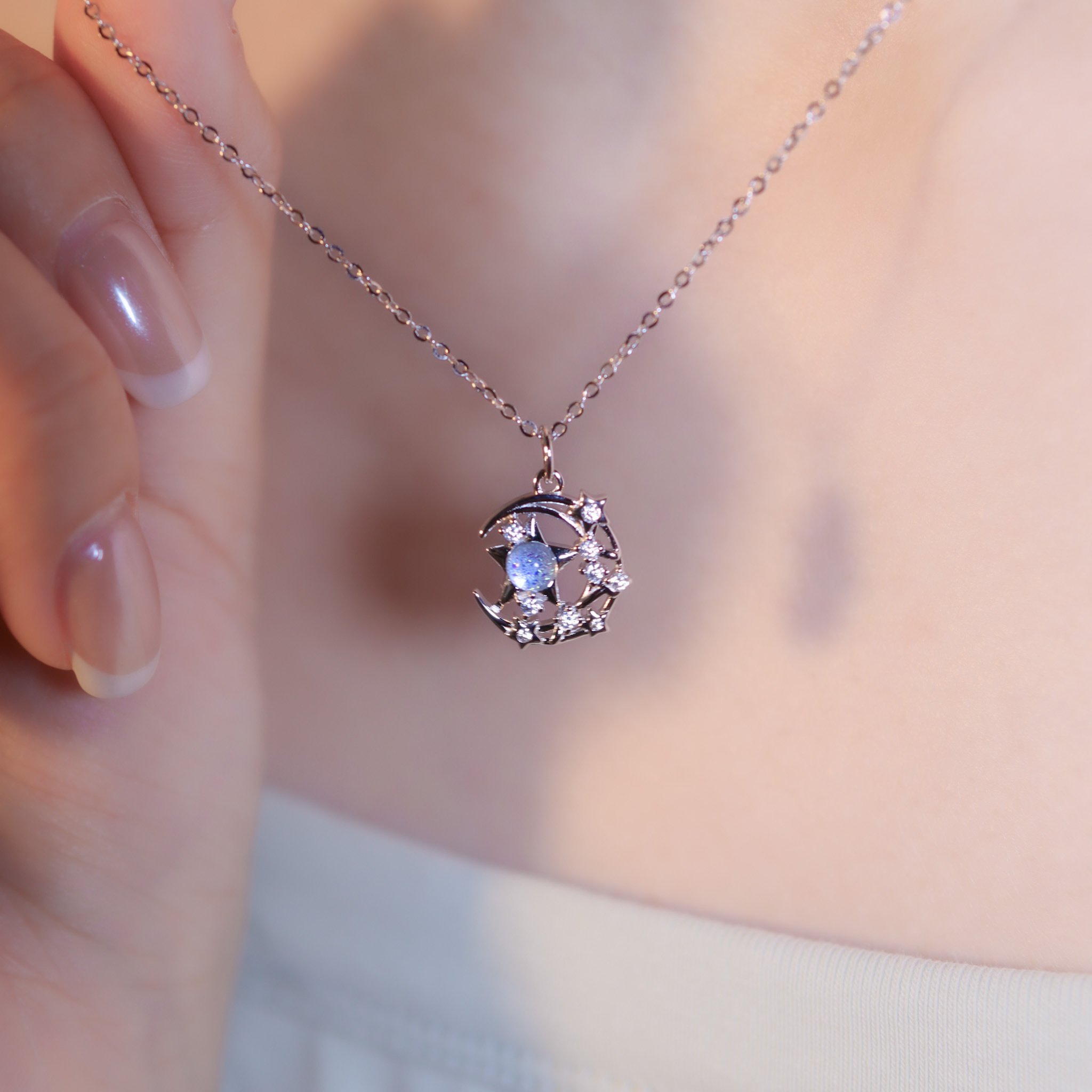 | 925純銀・厚鍍白金・琉璃 | 月亮擁抱星項鍊 | NE1137 |