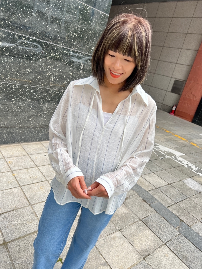 正韓慵懶清透感V領直條衫