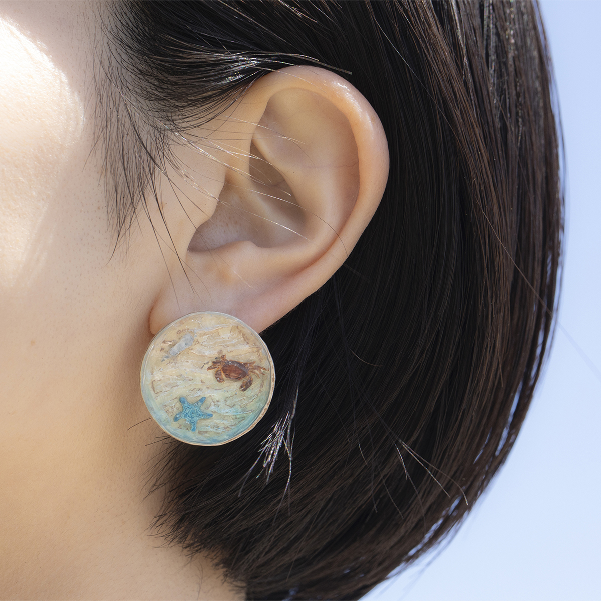 水面波浪上尋食的螃蟹耳環