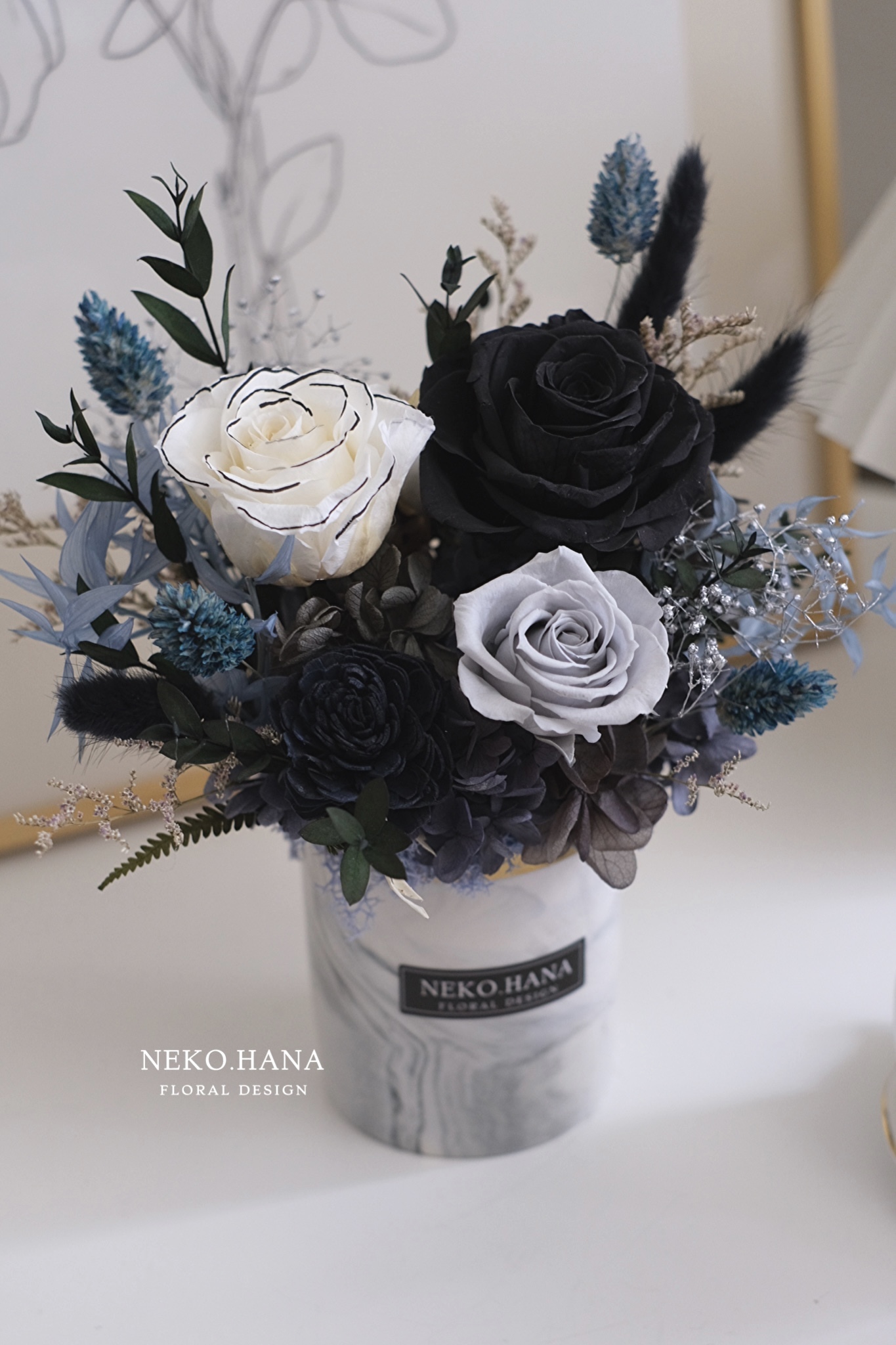 暗黑系灰黑色永生盆花