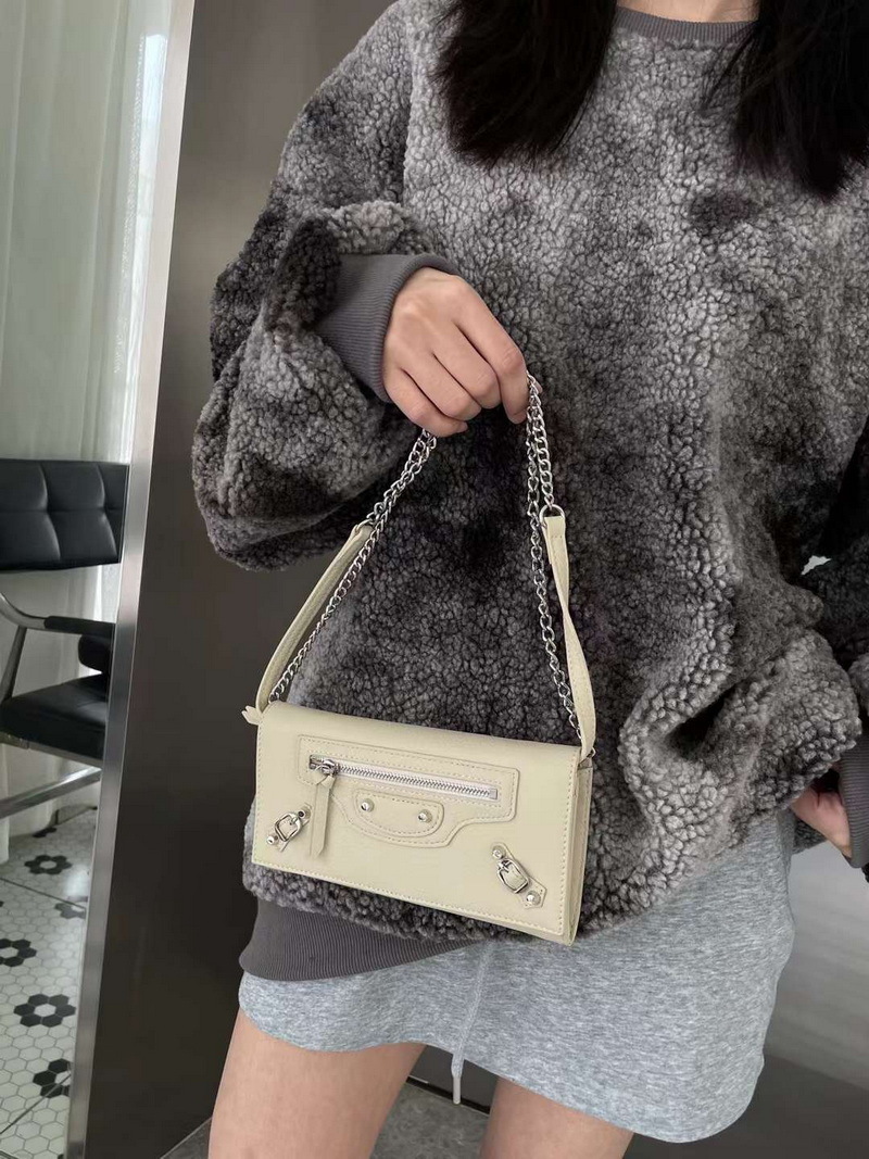 荔枝紋鉚釘機車包長夾(附背繩)(多色)