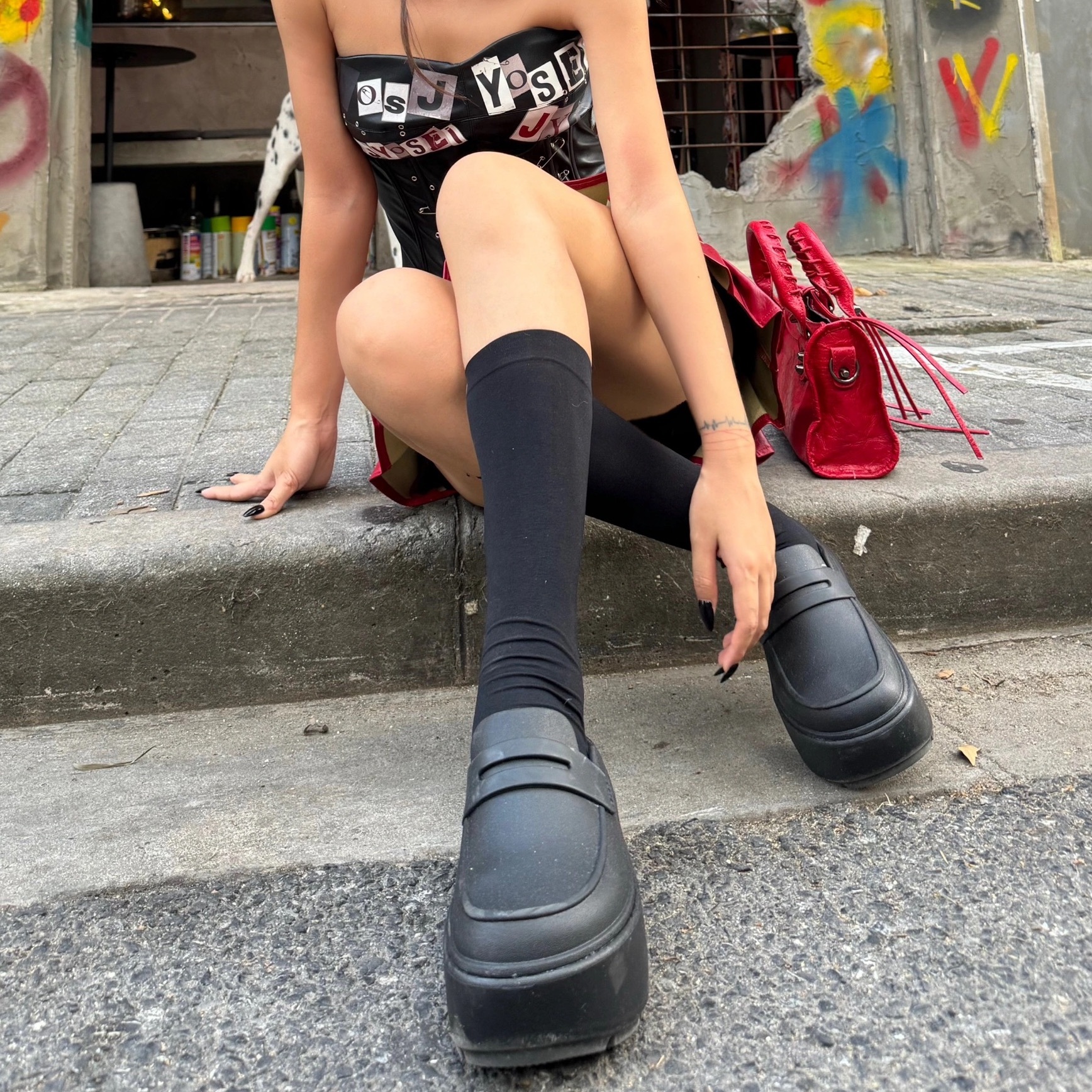 CROCS STOMP LOAFER 雪屋 樂福鞋 涼鞋 厚底 奶油黑 209937 / 預購