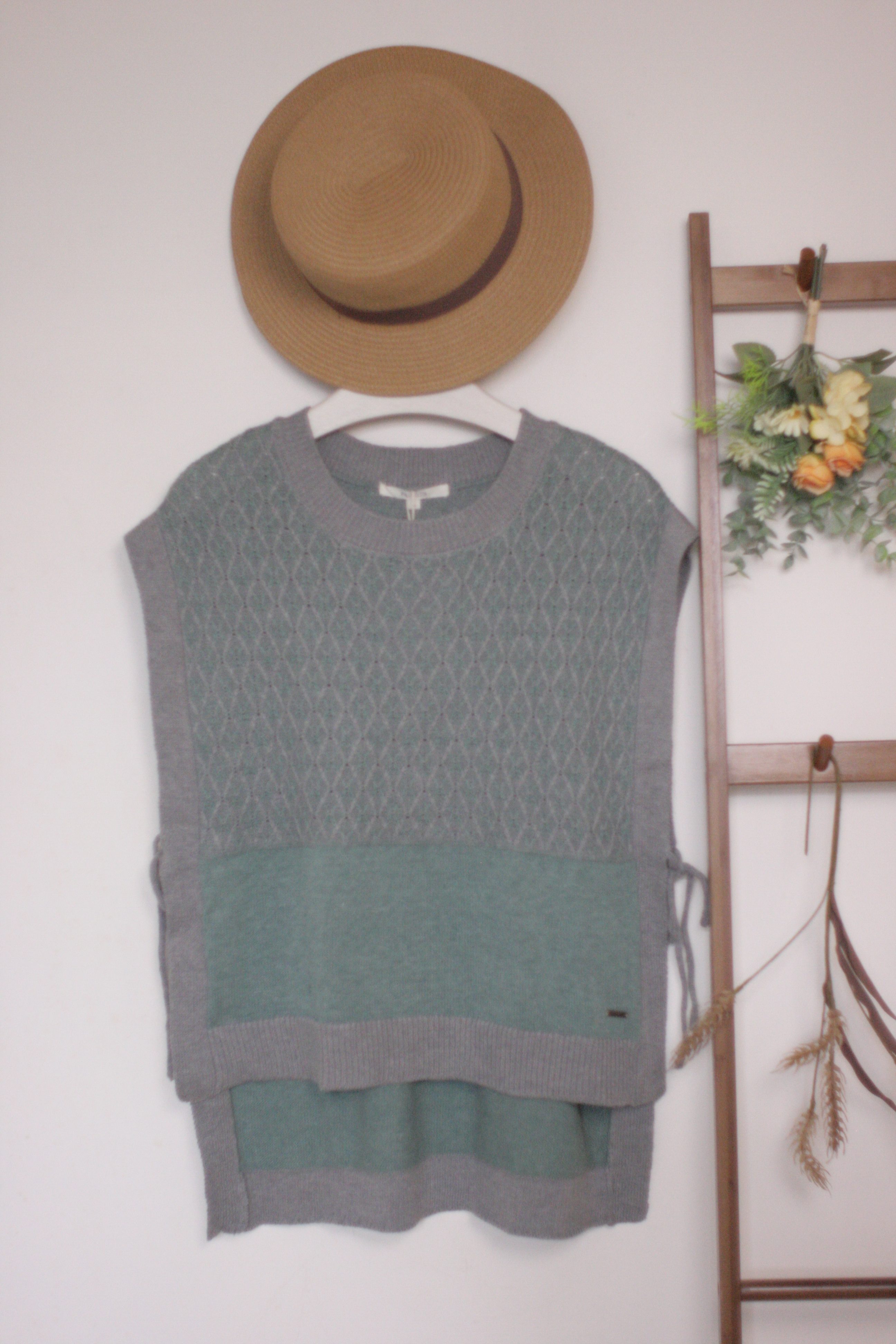 ｛Special Price｝{童話國物語𓃦}小屋屋頂菱形瓦片配色針織背心(兩色入)【日本直送】