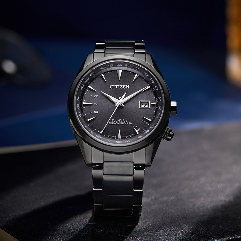 萬年鐘錶 - Citizen 星辰錶  全黑款不鏽鋼電波對時男錶  CB0275-83E 錶徑43MM