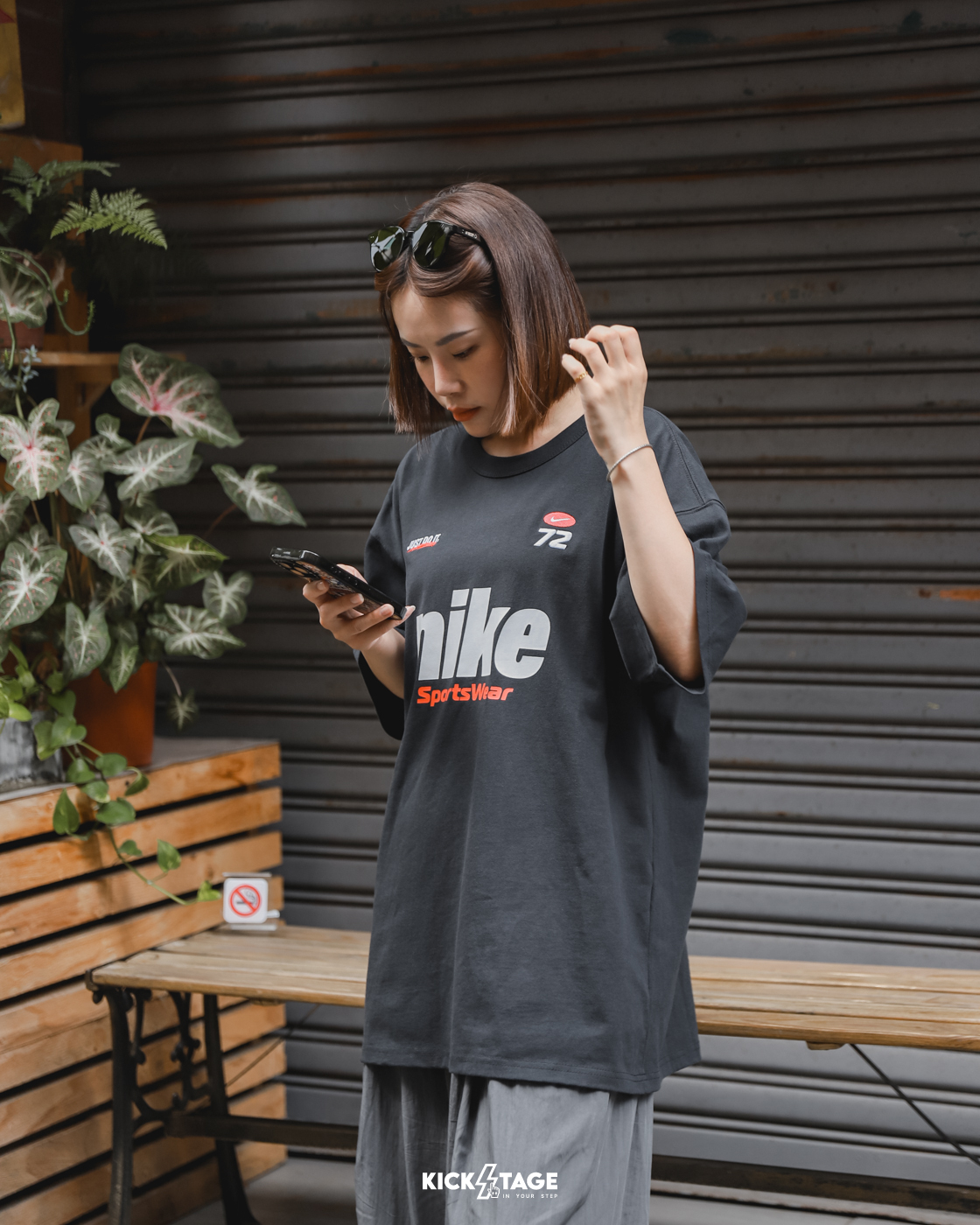 [售出無退換] 男女款 NIKE SPORTSWEAR PREMIUM ESSENTIALS 炭灰 白色 復古字體 美式 賽車 大LOGO 寬鬆 短袖 短T【HQ1570】25SALE
