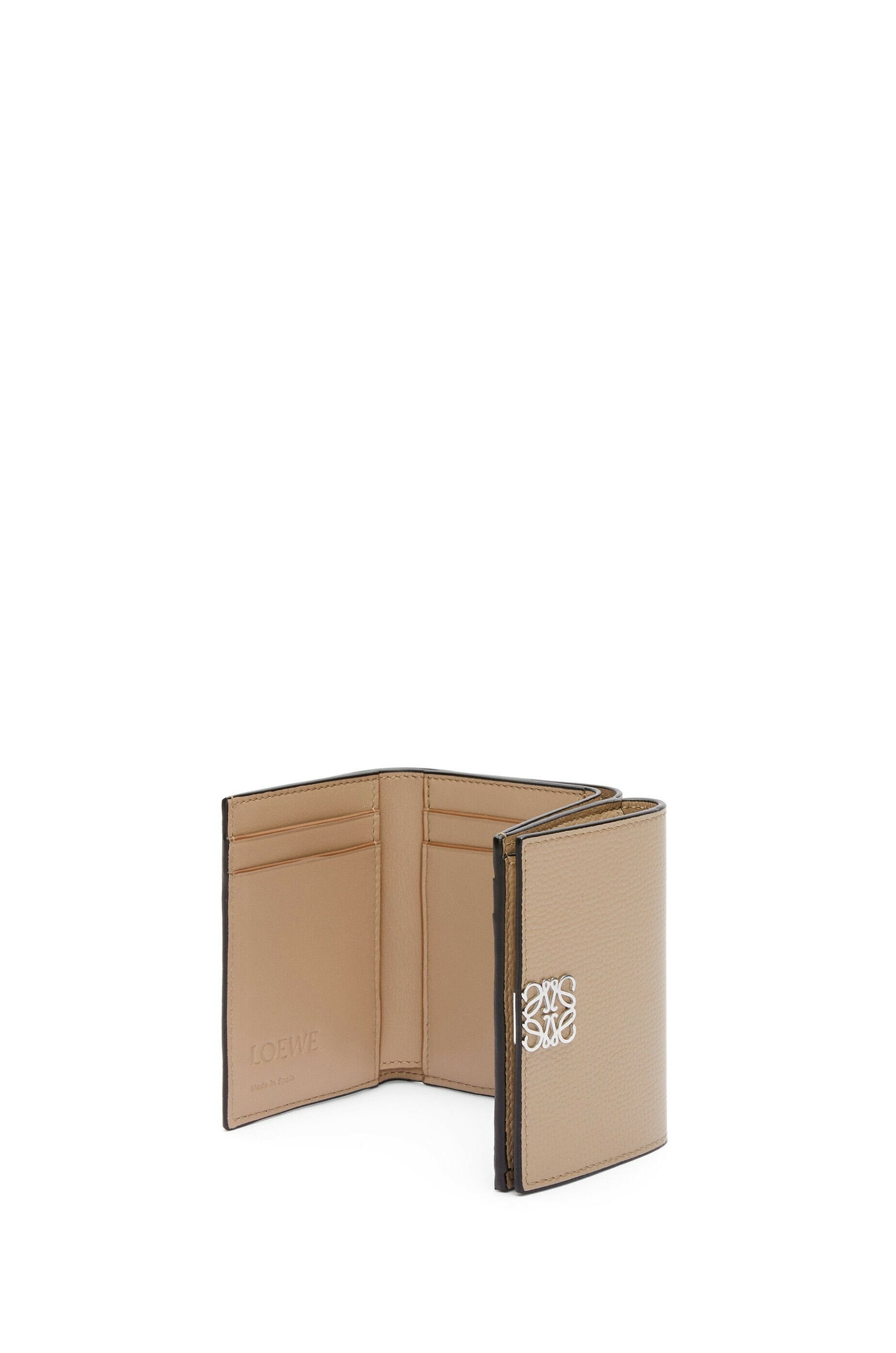 Loewe Anagram 卵石紋小牛皮三折短夾 多色