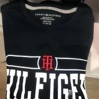 [S] TOMMY HILFIGER MENS HILFIGER ALLUM AGE GRAPHIC T-SHIRT,NAVY, 78JA479-410 [FINAL SALE] (STH711)