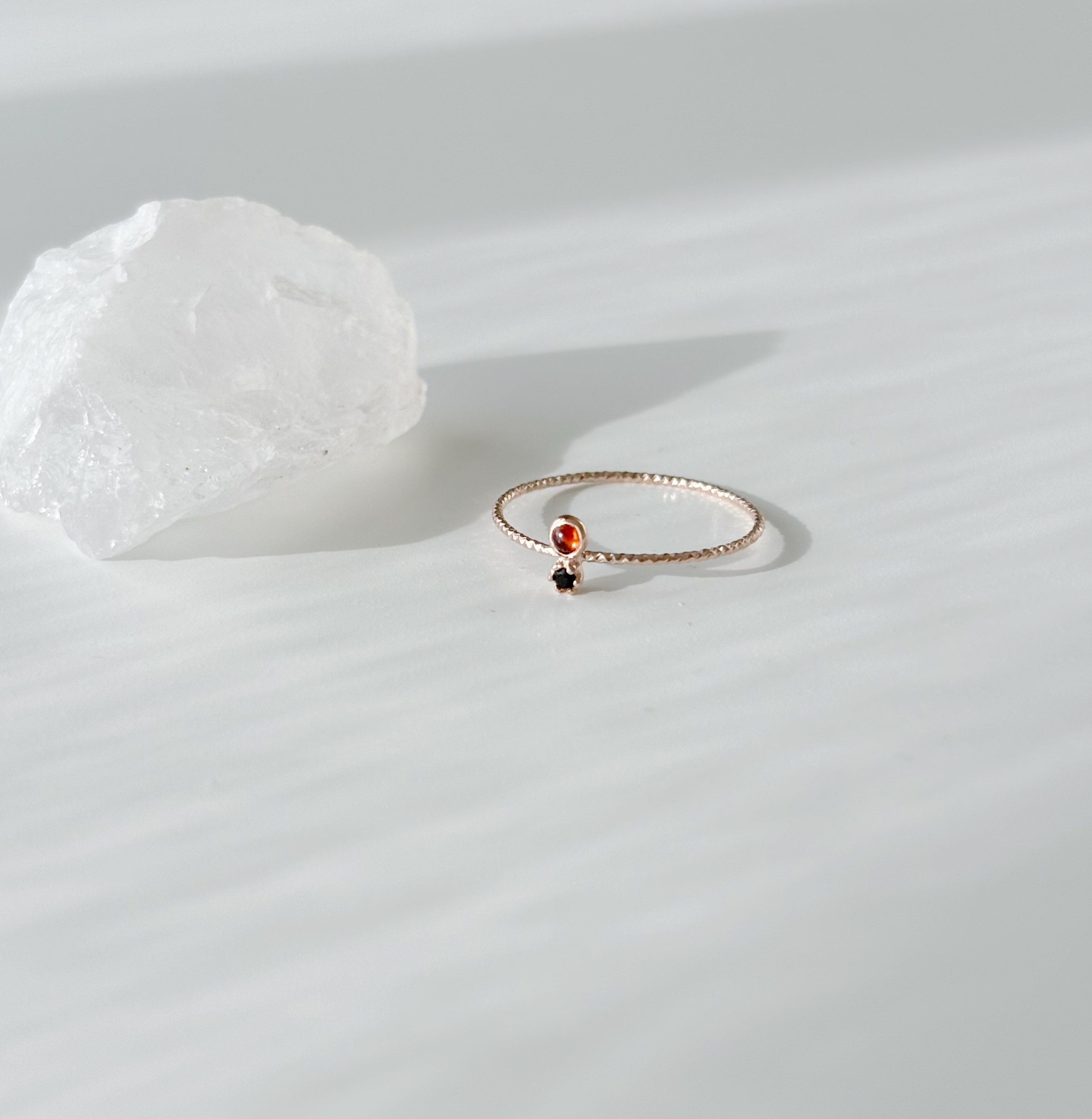 小圓石榴石黑尖晶戒指