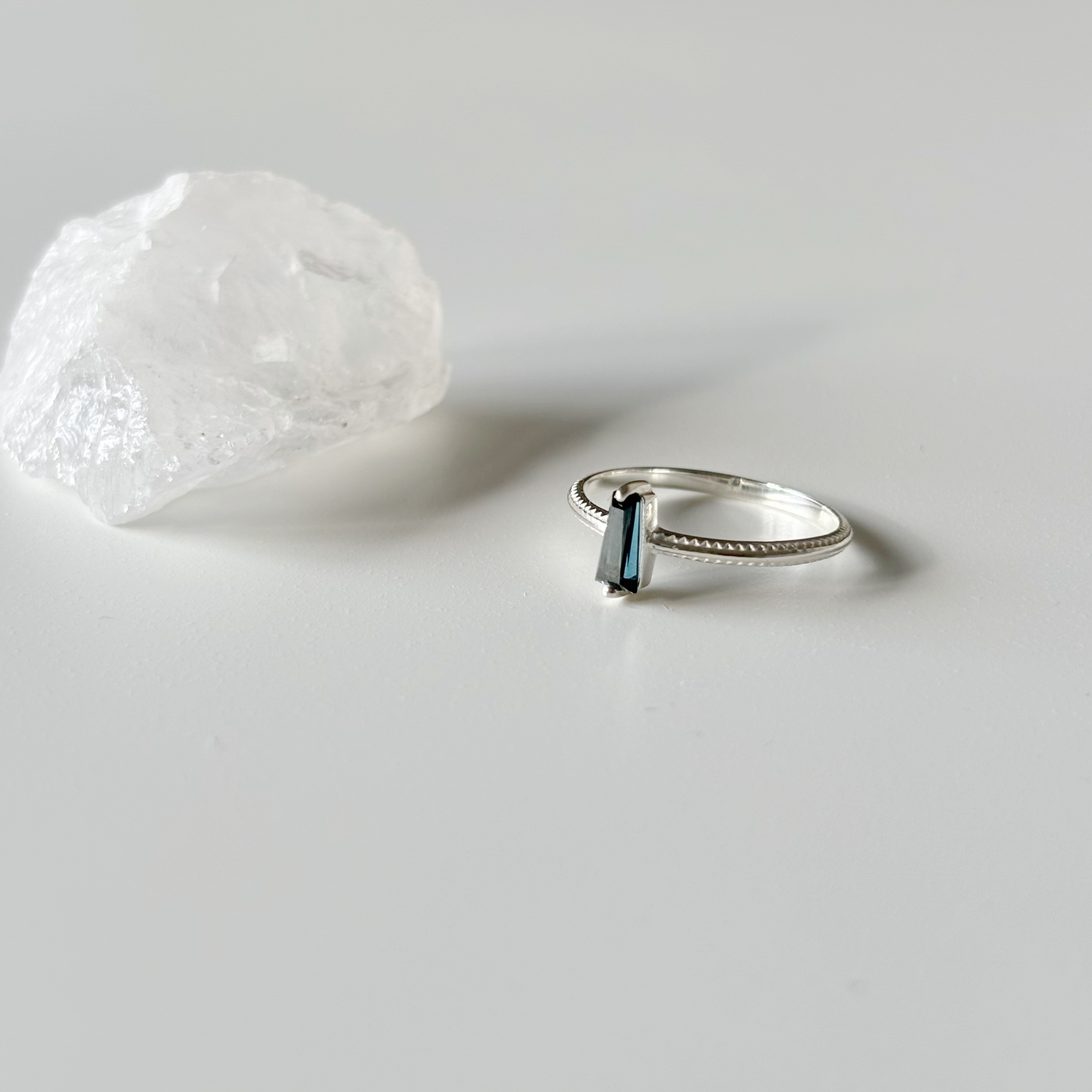 雙爪梯形倫敦托帕石滾邊戒指