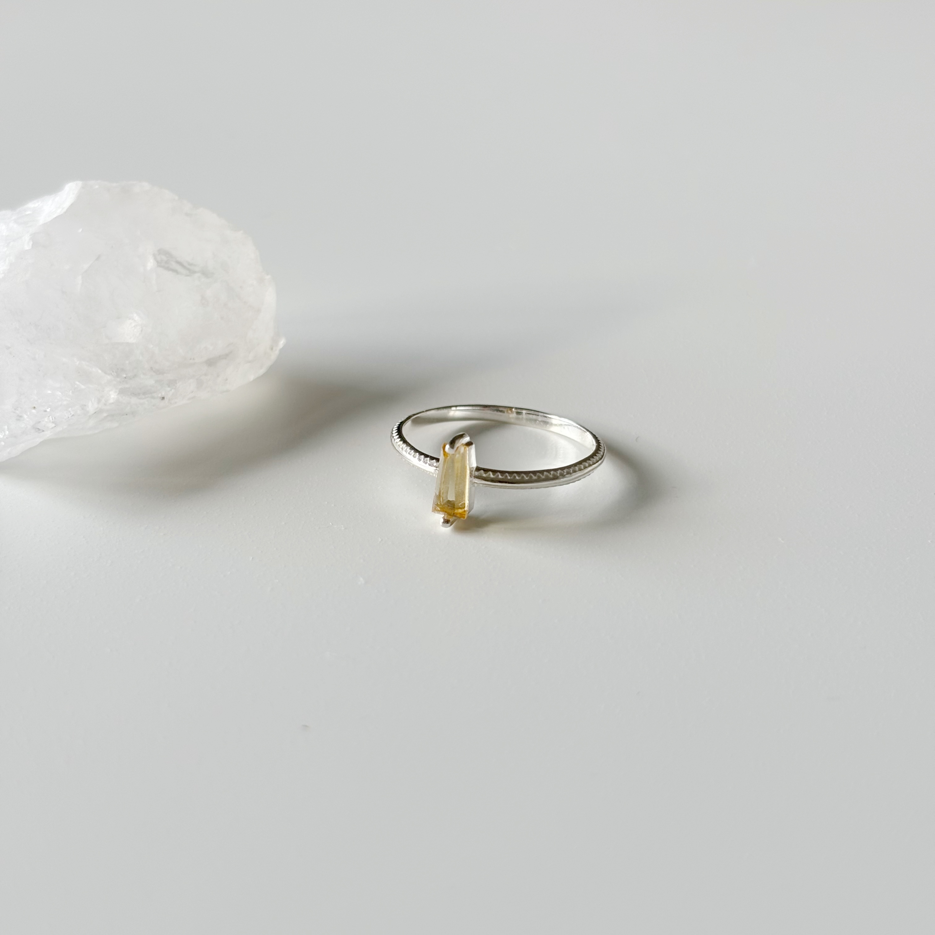 雙爪梯形黃水晶滾邊戒指